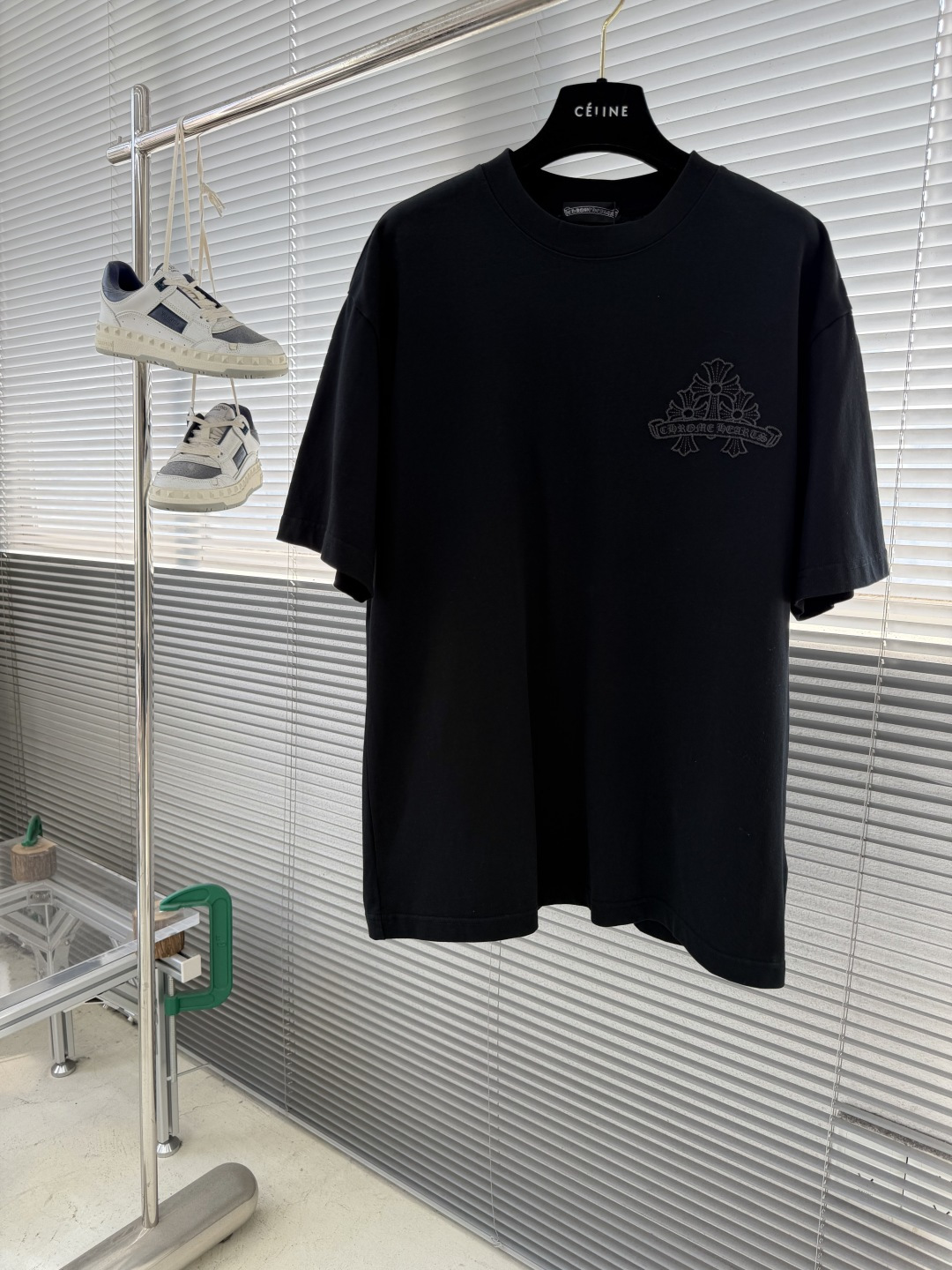 NO:743475,The highest version on the market, the girl will inspect the goods, trim the three marks on the threads, and ship the goods. You can post pictures and take videos. If you want quality or service, please add me on WeChat. We will not accept urgent orders. -CH Crow Heart Sanskrit Sword Short Sleeve T-shirt A new favorite has arrived!  Welding the sense of high-end to the body, 280g high-weight pure cotton base, like clouds wrapped around the skin, breathable and not sweaty, three-dimensional embroidered badges on the chest, heavy three-dimensional embroidery on the back directly enshrines the gods! Cross + five-pointed star + classic Sanskrit logo, high-density wiring makes the pattern super textured, and the details are full of details when you look up close~ It is low-key and high-end, and it comes with high-street buffs for any outfit. Same size for men and women, code size S-XL, Kroxin-clothing, chrome  hearts,T-shirt,tees,t-shirt,19860909市面最高版本小妹验货、修剪线头上三标、发货可发图及拍视频,要品质要服务的加我微信,不接急单. -CH 克罗心 梵文宝剑短袖T恤 新宠驾到! 把高级感焊在身上,280g高克重纯棉打底,像云朵裹住肌肤的触感,透气不闷汗,胸前立体刺绣徽章,后背重工立体刺绣直接封神!十字架+五角星+经典梵文标识,高密度走线让图案超有质感,近看细节满到爆炸~ 低调中透着高级,随便搭都自带高街buff 男女同款 码数S-XL,克罗心-服装,chrome hearts,T-shirt,tees，t-shirt,,Women's clothing