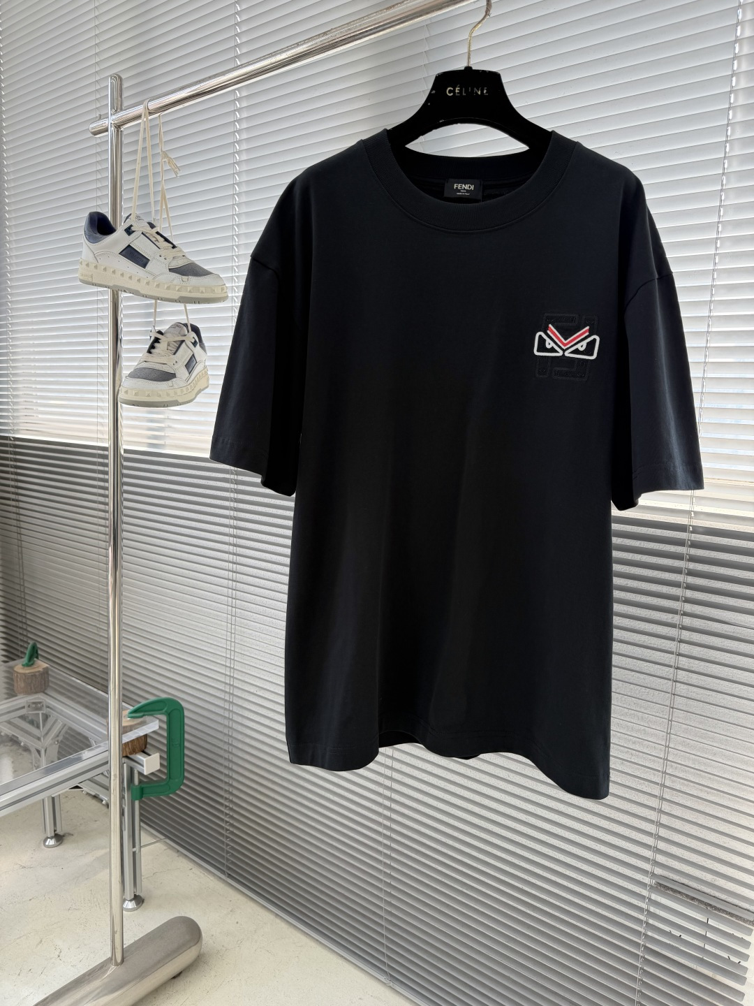 NO:743562,The highest version on the market. The girl inspects the goods, trims the three marks on the threads, and delivers the goods. You can send pictures and videos. If you want quality and service, add me on WeChat. We will not accept urgent orders. -FEND Embroidered Little Monster Short-Sleeved T-shirt This FD style embroidered T-shirt is simply a 'low-key luxury' in the wardrobe! 280g pure cotton fabric, soft and skin-friendly and breathable, not sweaty in summer, super stylish when layered in autumn and winter, FEND on the back of the chest*  The iconic 'monster eyes' embroidery pattern, its core design elements are highly consistent with the brand's classic aesthetics, exquisite embroidery, stitches so dense that you can see the texture clearly, and the overall pursuit of details and quality. Same style for men and women, size S-XL, Fendi-clothing, fendi, fendi, T-shirt, tees, t-shirt,19860909市面最高版本小妹验货、修剪线头上三标、发货可发图及拍视频,要品质要服务的加我微信,不接急单. -FEND 刺绣小怪兽短袖T恤 这件FD风刺绣T恤简直是衣橱里的'低调奢华担当' !280g纯棉面料,柔软亲肤又透气,夏天穿不闷汗,秋冬叠穿超有型,胸口后副FEND* 标志性的'怪兽眼睛'刺绣图案,其核心设计元素与品牌经典美学高度契合,精致刺绣,针脚密实到能看清纹理,整体呈现细节和品质的追求. 男女同款 码数S-XL,芬迪-服装,fendi,fendi,T-shirt,tees，t-shirt,,Women's clothing