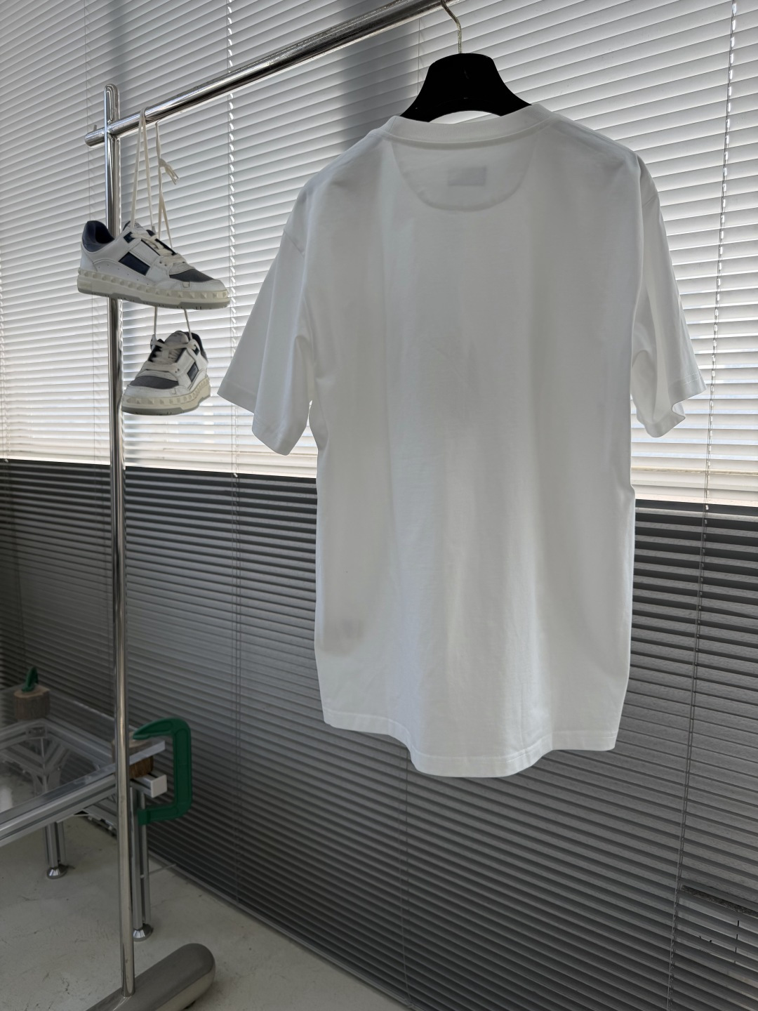 -FEND 新款拉链口袋T恤，采用经典圆领设计，胸前饰有标志性FF印花的拉链口袋，兼具辨识度与实用感，是