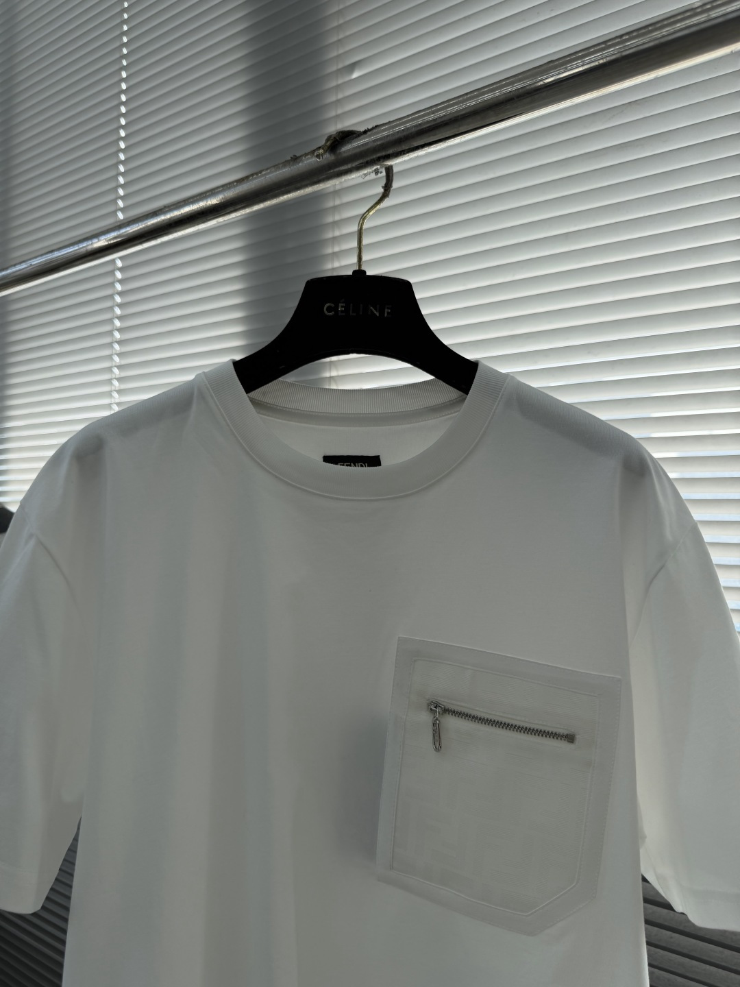-FEND 新款拉链口袋T恤，采用经典圆领设计，胸前饰有标志性FF印花的拉链口袋，兼具辨识度与实用感，是