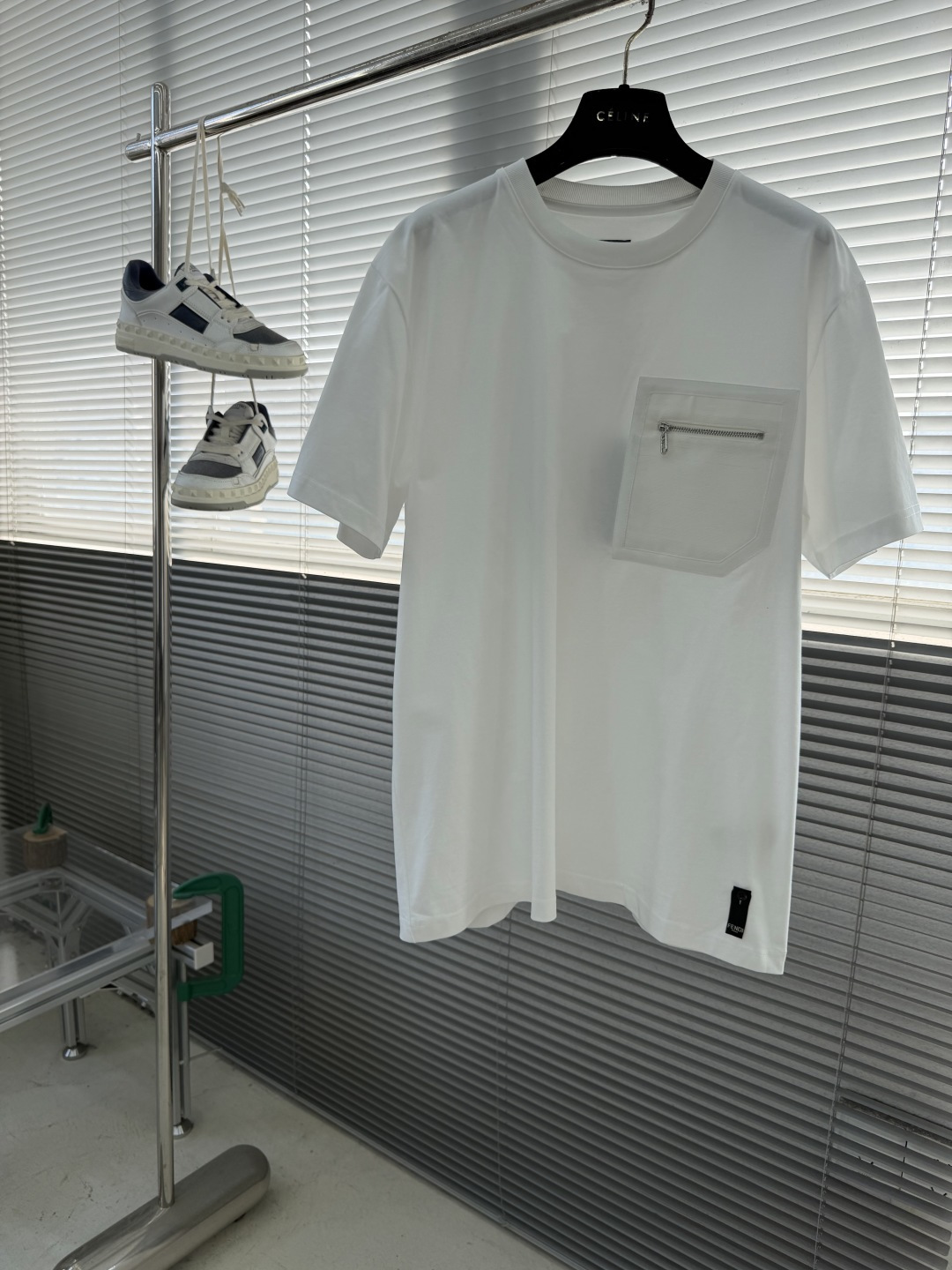 -FEND 新款拉链口袋T恤，采用经典圆领设计，胸前饰有标志性FF印花的拉链口袋，兼具辨识度与实用感，是