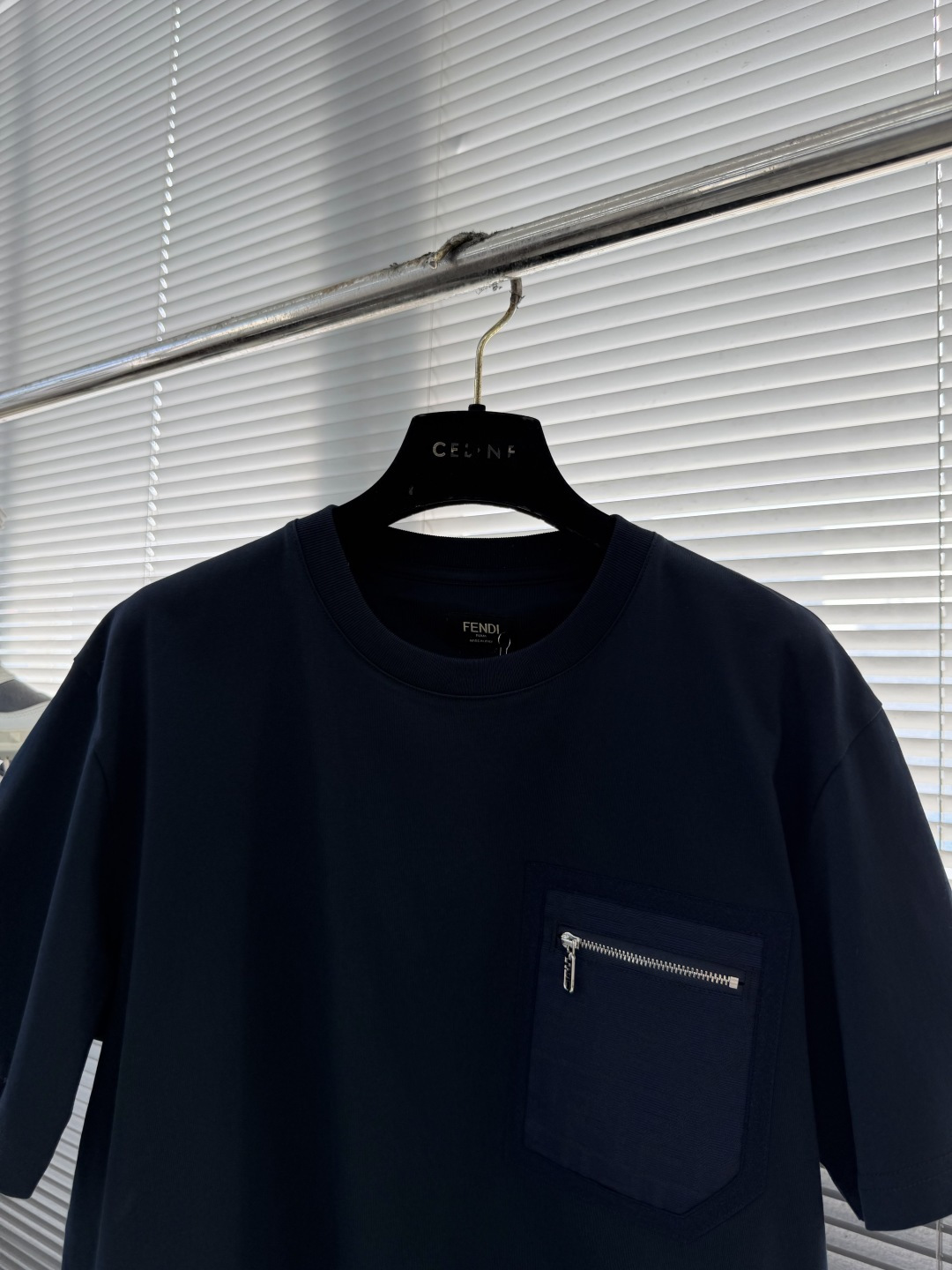 -FEND 新款拉链口袋T恤，采用经典圆领设计，胸前饰有标志性FF印花的拉链口袋，兼具辨识度与实用感，是