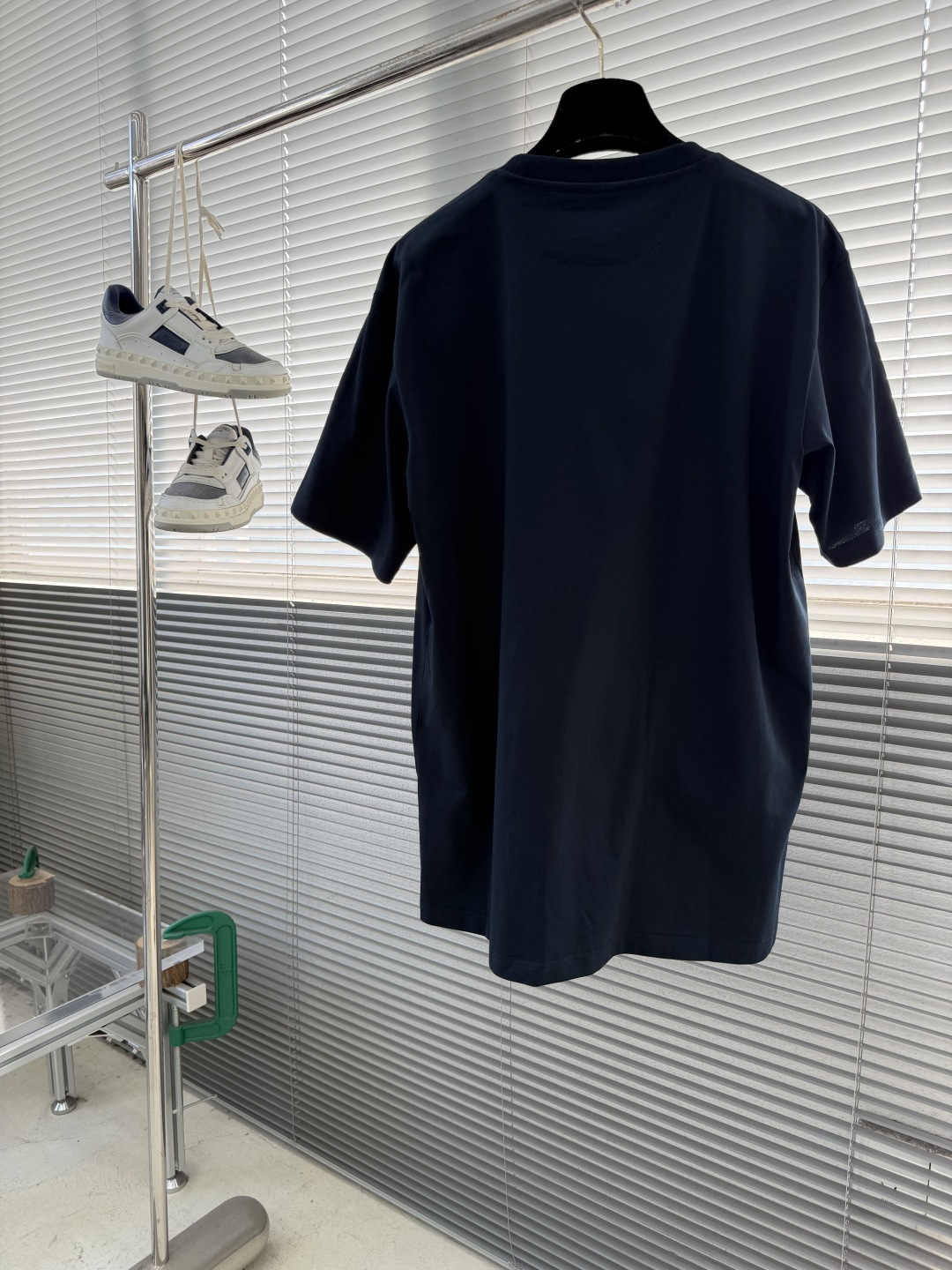 -FEND 新款拉链口袋T恤，采用经典圆领设计，胸前饰有标志性FF印花的拉链口袋，兼具辨识度与实用感，是