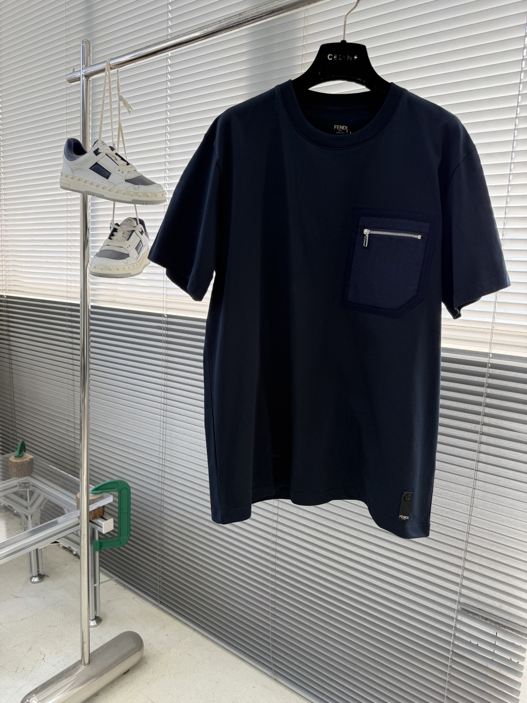 -FEND 新款拉链口袋T恤，采用经典圆领设计，胸前饰有标志性FF印花的拉链口袋，兼具辨识度与实用感，是