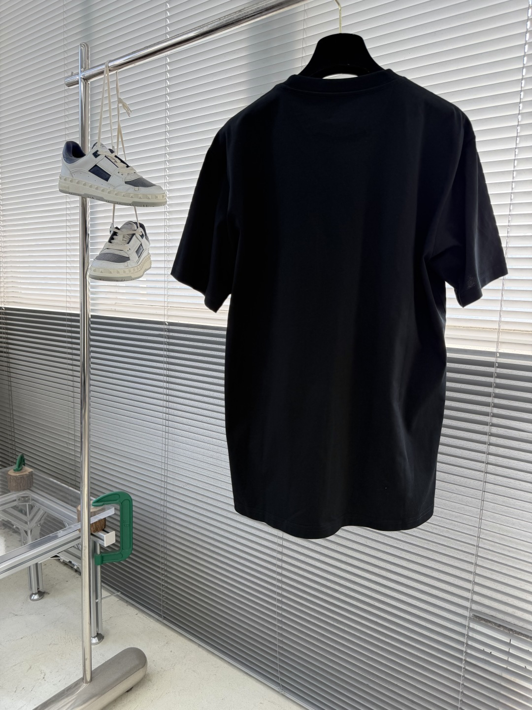 -FEND 新款拉链口袋T恤，采用经典圆领设计，胸前饰有标志性FF印花的拉链口袋，兼具辨识度与实用感，是