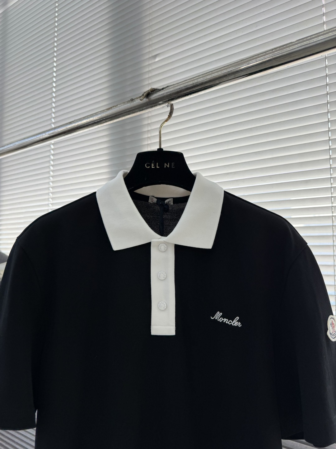 -mon 新款Polo衫，这是一款经典又不失细节的Polo衫，采用撞色设计，撞色翻领与门襟形成鲜明对比，