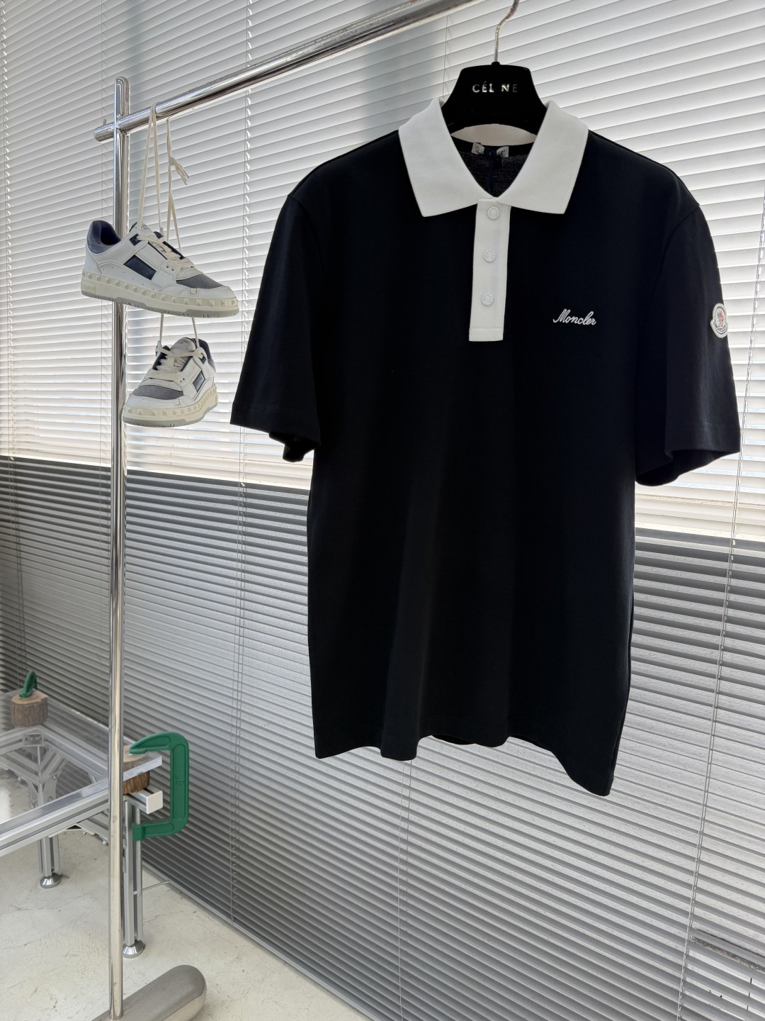 -mon 新款Polo衫，这是一款经典又不失细节的Polo衫，采用撞色设计，撞色翻领与门襟形成鲜明对比，