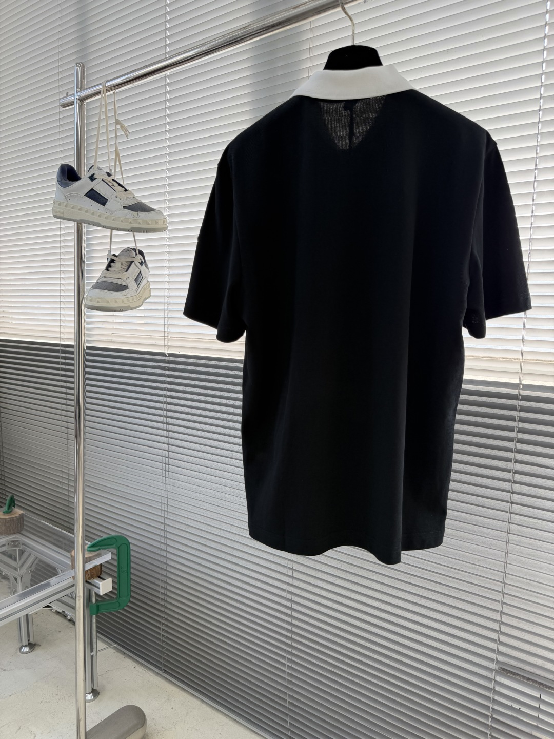 -mon 新款Polo衫，这是一款经典又不失细节的Polo衫，采用撞色设计，撞色翻领与门襟形成鲜明对比，