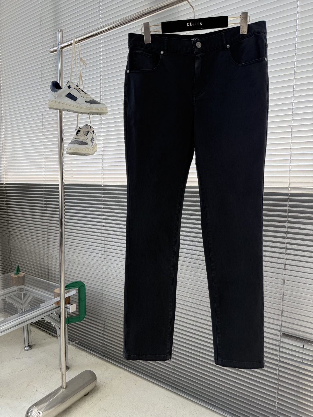 -Z ZEGN 修身直筒牛仔裤意式剪裁与高端面料的绅士休闲新范式一、品牌基因：意大利百年匠心的「奢侈男装