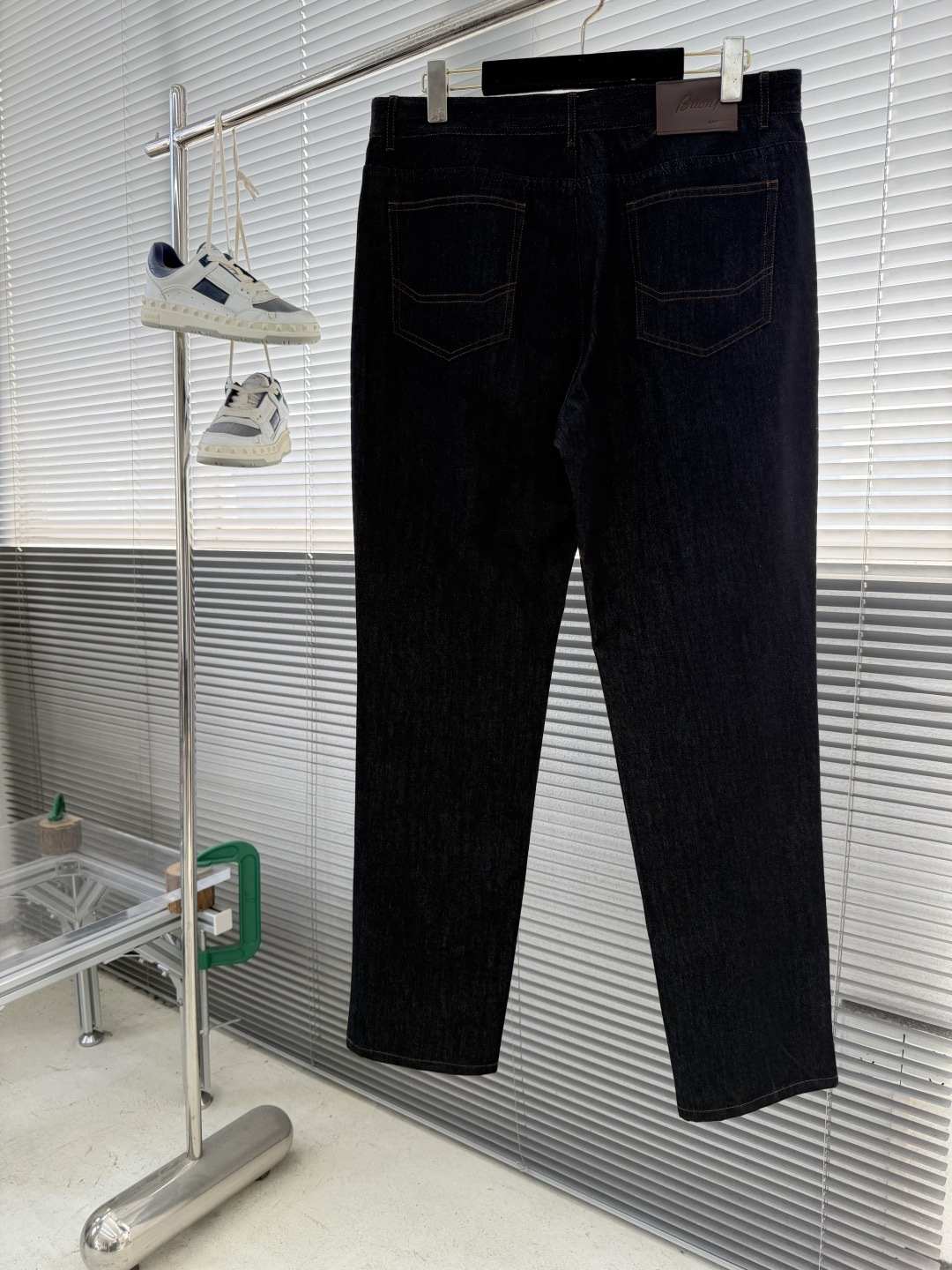 -Brioni 嬉皮客经典丹宁牛仔裤意式匠心的奢华休闲新范式以顶级面料与洗水工艺，重塑经典丹宁的优雅基因