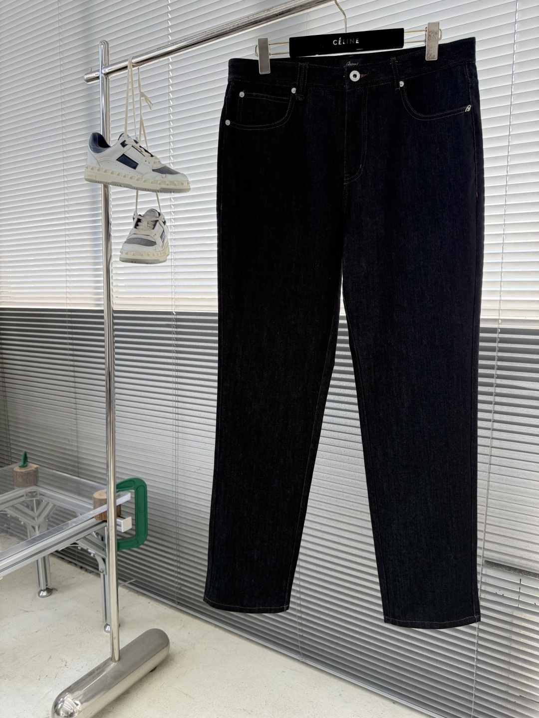 -Brioni 嬉皮客经典丹宁牛仔裤意式匠心的奢华休闲新范式以顶级面料与洗水工艺，重塑经典丹宁的优雅基因