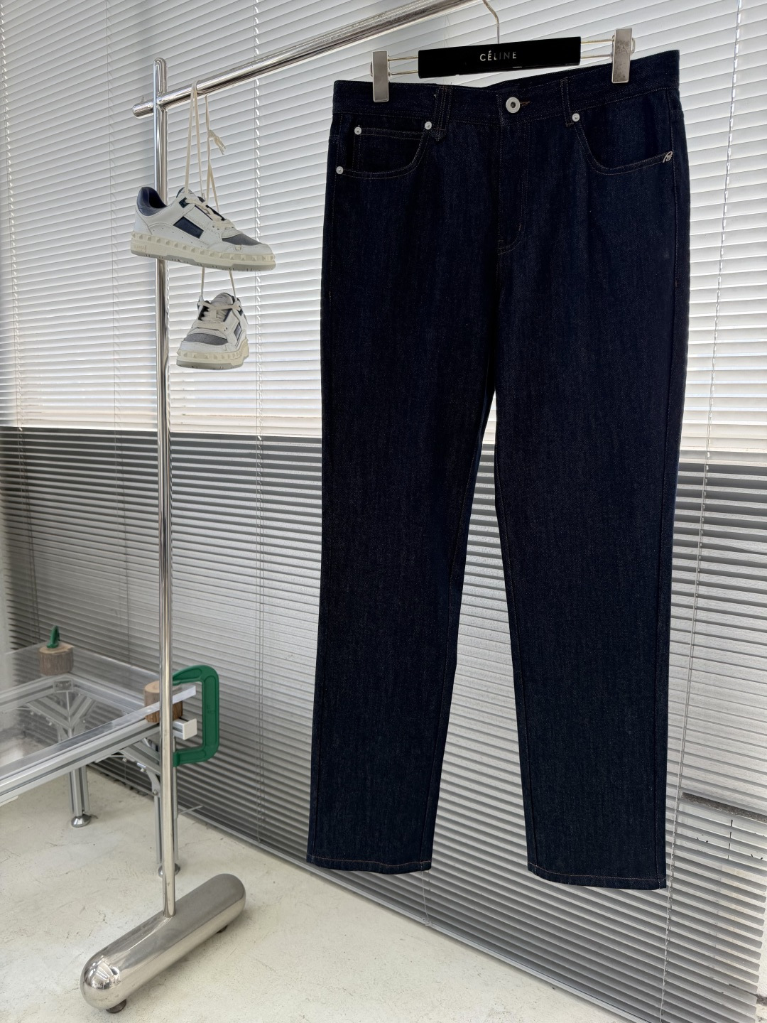 -Brioni 嬉皮客经典丹宁牛仔裤意式匠心的奢华休闲新范式以顶级面料与洗水工艺，重塑经典丹宁的优雅基因