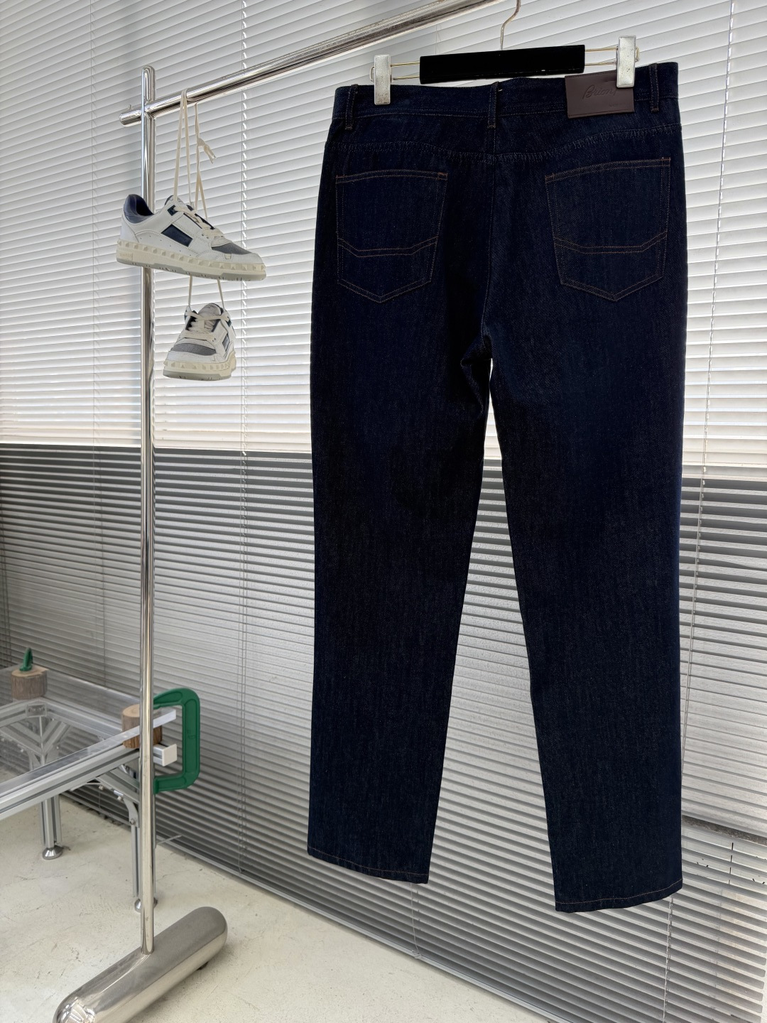 -Brioni 嬉皮客经典丹宁牛仔裤意式匠心的奢华休闲新范式以顶级面料与洗水工艺，重塑经典丹宁的优雅基因