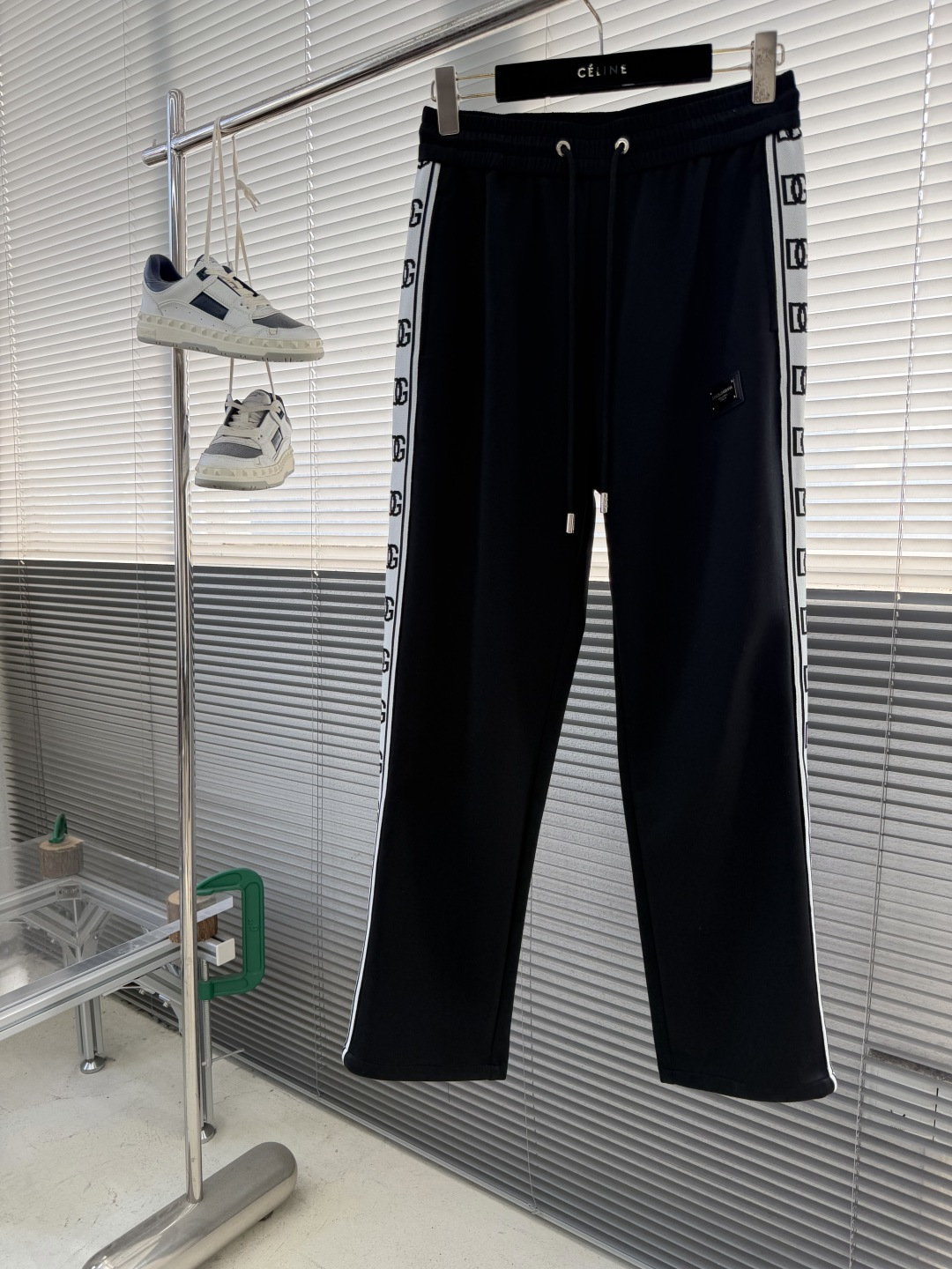 NO:743487,The highest version on the market, the girl will inspect the goods, trim the three marks on the threads, and ship the goods. If you want quality and service, please add me on WeChat. We will not accept urgent orders. -DG men's new casual sweatpants with side webbing. The webbing design on both sides is very contemporary. The three-dimensional slim tailoring is the best match for casual outings and at home. Elastic waist with moderate elasticity and can be adjusted. Sizes M-4XL, Dolce & Gabbana - Clothing, Dolce&Gabbana,19860909市面最高版本小妹验货、修剪线头上三标、发货可发图及拍视频,要品质要服务的加我微信,不接急单. -DG 男士新款侧边织带休闲卫裤.两侧拼接织带设计,很有时代气息 立体修身裁剪版型,休闲外出,居家都是最佳的搭配 松紧腰 弹力适中 可以调节. 尺码M-4XL,杜嘉班纳-服装,Dolce&Gabbana,,Women's clothing