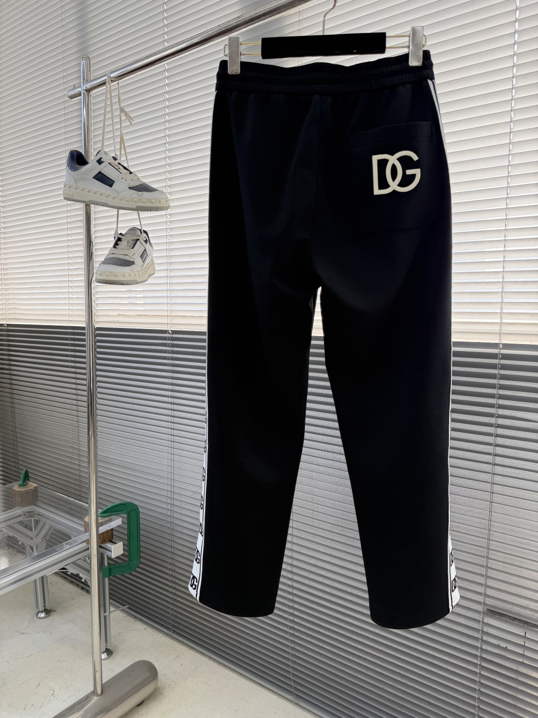 -DG 男士新款侧边织带休闲卫裤。两侧拼接织带设计，很有时代气息 立体修身裁剪版型，休闲外出，居家都是最