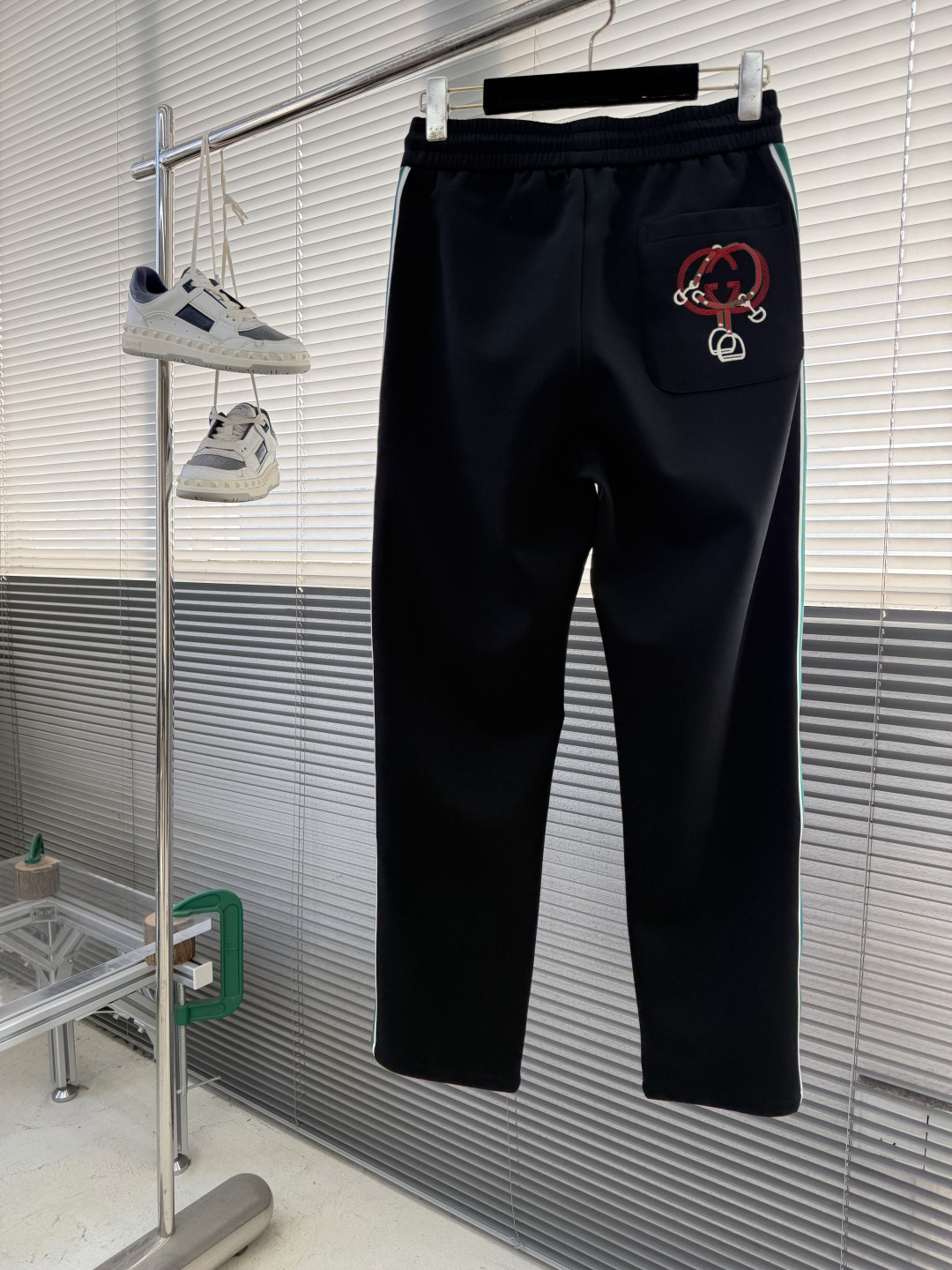-GUCC 男士新款侧边撞色织带休闲卫裤。两侧拼接撞色设计，很有时代气息 立体修身裁剪版型，休闲外出，居