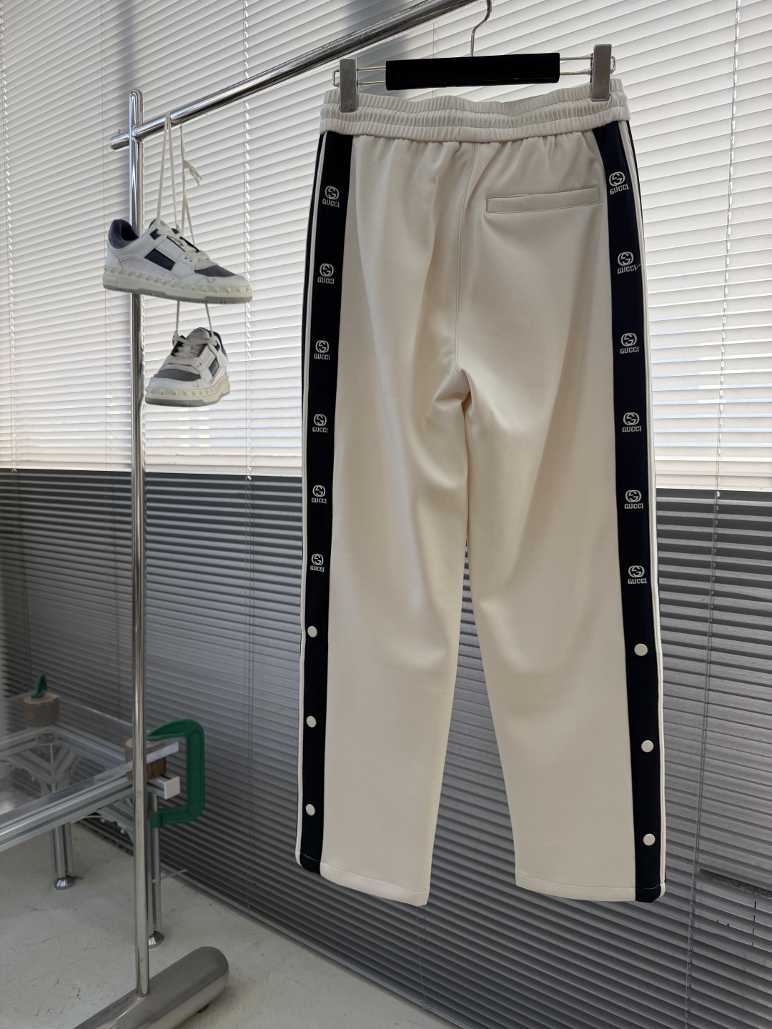 -早春款 GUCC 2026春夏新款铜氨丝莫代尔休闲卫裤，裤身上刺绣标志性品牌标识，客供定制品牌刻印五金