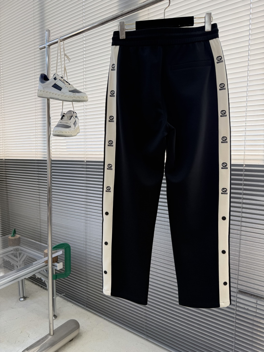 -早春款 GUCC 2026春夏新款铜氨丝莫代尔休闲卫裤，裤身上刺绣标志性品牌标识，客供定制品牌刻印五金