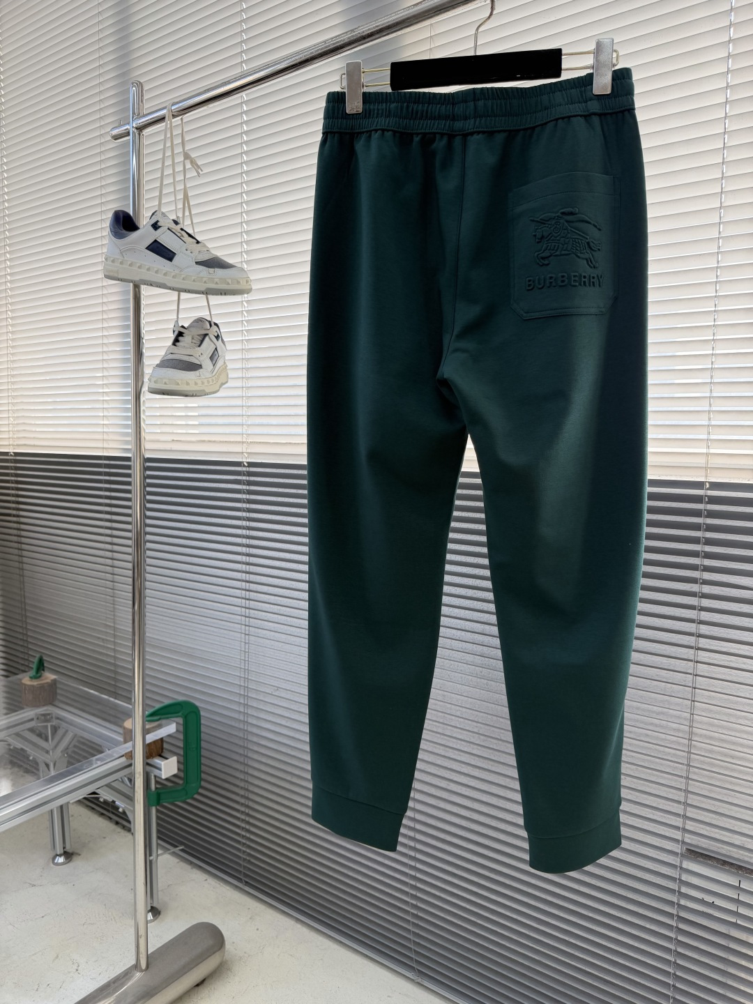 -BBR 2026春夏新款铜氨丝莫代尔休闲卫裤，裤身上刺绣标志性品牌标识，客供定制品牌刻印五金配件，彰显
