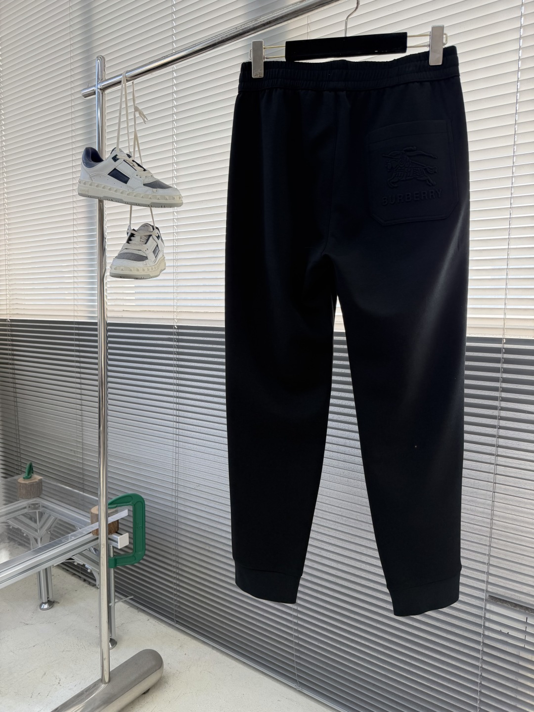 -BBR 2026春夏新款铜氨丝莫代尔休闲卫裤，裤身上刺绣标志性品牌标识，客供定制品牌刻印五金配件，彰显
