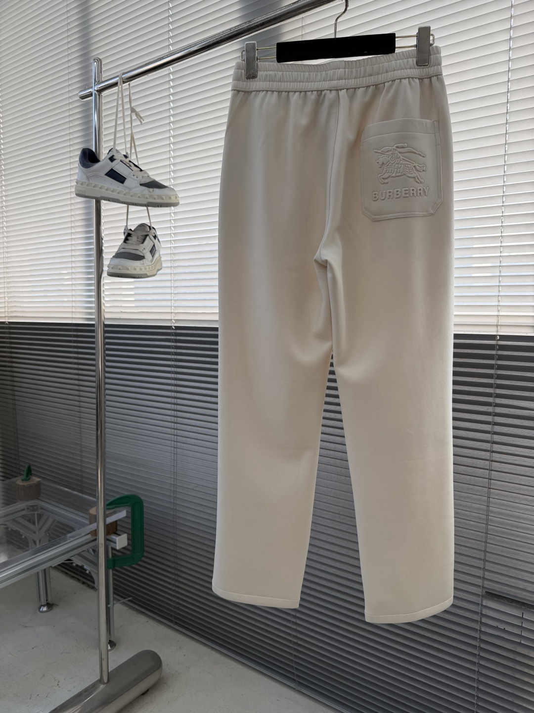 -BBR 2026春夏新款铜氨丝莫代尔休闲卫裤裤身上刺绣标志性品牌标识，客供定制品牌刻印五金配件，彰显品