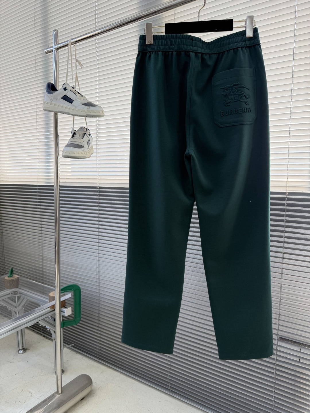 -BBR 2026春夏新款铜氨丝莫代尔休闲卫裤裤身上刺绣标志性品牌标识，客供定制品牌刻印五金配件，彰显品