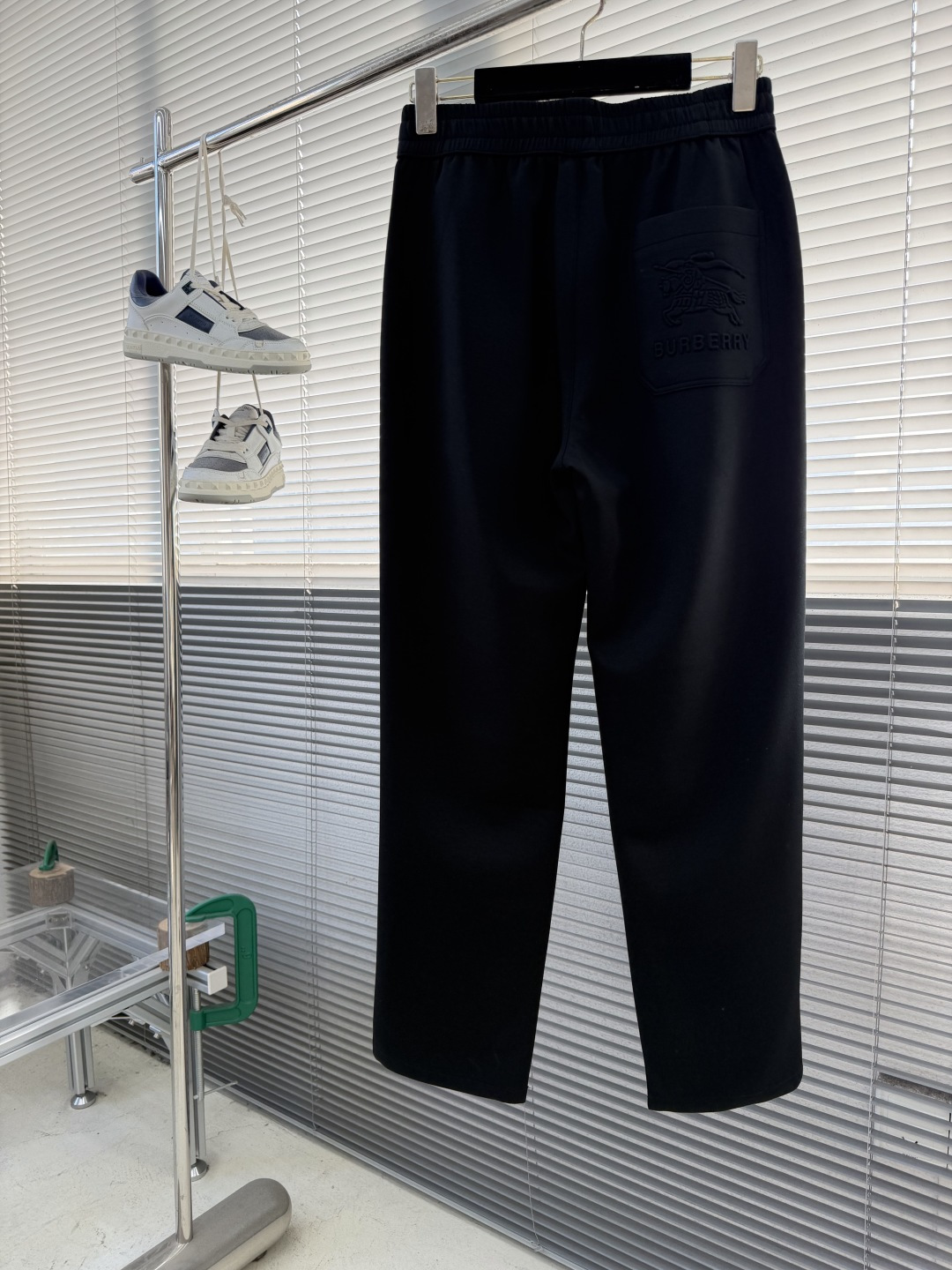 -BBR 2026春夏新款铜氨丝莫代尔休闲卫裤裤身上刺绣标志性品牌标识，客供定制品牌刻印五金配件，彰显品