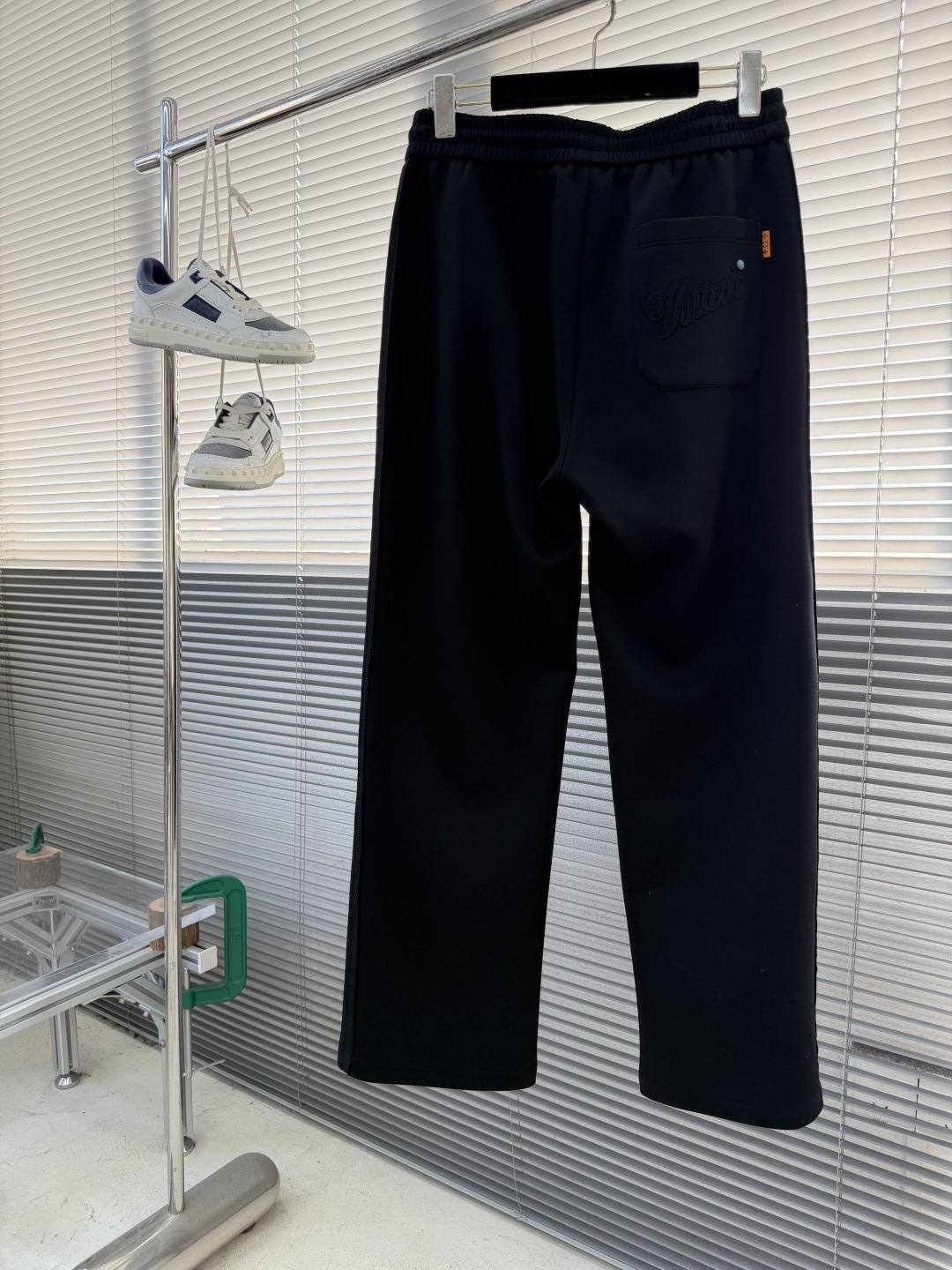 NO:743377,The highest version on the market, the girl inspects the goods, trims the three marks on the threads, and delivers the goods. You can post pictures and take videos. If you want quality or service, please add me on WeChat. We will not accept urgent orders. - Donkey Brand 2026ss new cotton drawstring straight sweatpants, with classic logo ribbon embellishments, comfortable and versatile to wear and never go out of style, whether running at home or at work!  Made of imported terry cotton fabric supplied by customers, the fabric is comfortable and soft, and the texture of the fabric is high-end. The trousers are simple and micro-labeled with clear and delicate letters. The casual and basic tailoring perfectly fits the human leg shape. The high-elastic elastic waistband + fashionable drawstring design make the wearing more comfortable and not tight. Size M-4XL, Louis Vuitton-Clothing, louis vuitton, louis vuitton,19860909市面最高版本小妹验货、修剪线头上三标、发货可发图及拍视频,要品质要服务的加我微信,不接急单. -驴牌 2026ss新款棉质抽绳直筒卫裤,经典的徽标带饰点缀,穿着舒适百搭永不过时无论跑步居家上班都搭配！客供进口毛圈棉质面料打造而成,面料舒适柔软,面料质感高级,裤身简约微标字母清晰细腻,休闲基础的版型裁剪,完美贴合人体腿型,高弹力松紧裤腰＋时尚的抽绳设计,让穿着更加舒适不紧绷. 尺码M-4XL,路易威登-服装,louis vuitton,louis vuitton,,Women's clothing