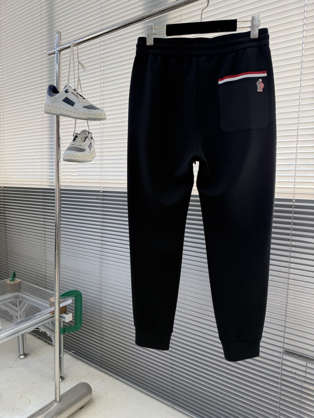 NO:743497,The highest version on the market, the girl will inspect the goods, trim the three marks on the threads, and deliver the goods. You can post pictures and take videos. If you want quality or service, please add me on WeChat. We will not accept urgent orders. -mon 26 spring and summer high-quality fashionable casual pants. Super versatile. Exclusively customized fabrics, soft and delicate feel, comfortable next to the body, and super stylish on the upper body! The latest hardware accessories from the original custom-made counter. Super beautiful shape, the upper body shows slender legs, and the interior and wiring are impeccable! Size S-4XL, mask-clothing, Moncler,19860909市面最高版本小妹验货、修剪线头上三标、发货可发图及拍视频,要品质要服务的加我微信,不接急单. -mon 26春夏高品质时尚休闲裤.超级百搭款.独家定制面料,手感细腻柔软,贴身舒适,上身超有型！原版定制专柜最新五金辅料.超靓版型、上身显腿修长,內里,走线都无可挑剔！ 码数S-4XL,蒙口-服装,Moncler,,Women's clothing