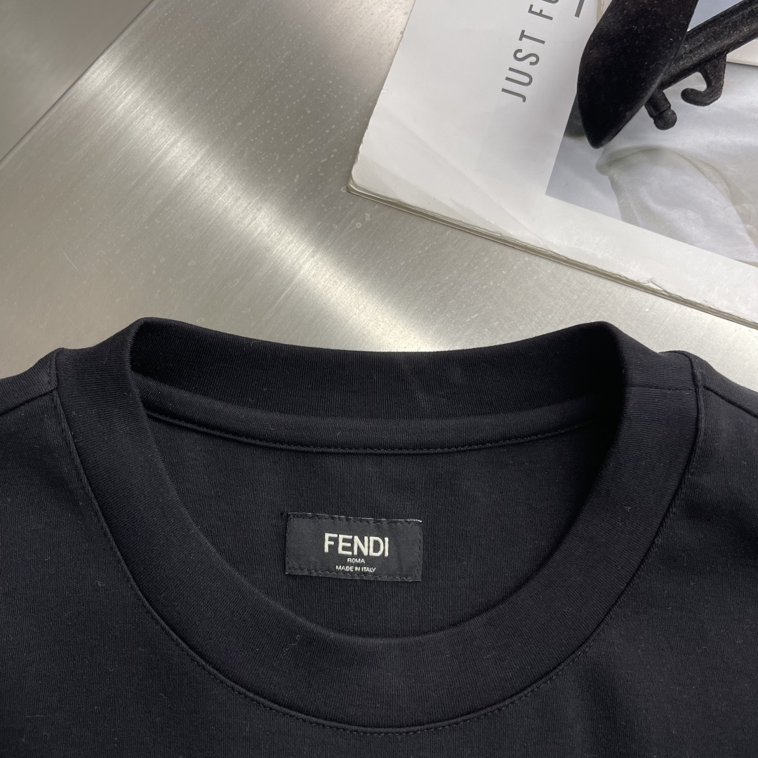 -FEND FF徽标短袖定制玄光液氨双丝绒棉 细腻柔软 舒适贴肤 一抹深邃黑诠释低调奢华 胸前那枚棕色灯