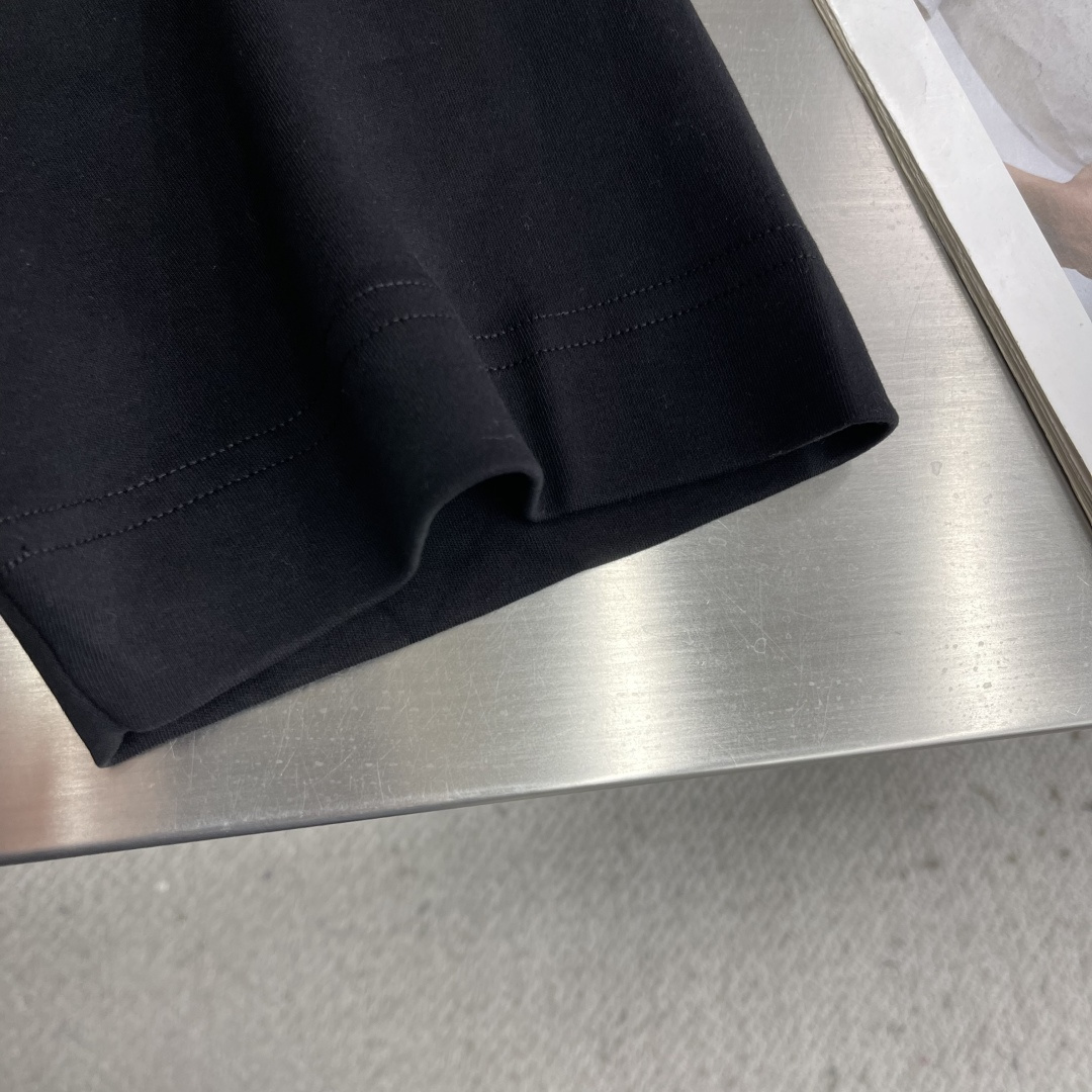 -FEND FF徽标短袖定制玄光液氨双丝绒棉 细腻柔软 舒适贴肤 一抹深邃黑诠释低调奢华 胸前那枚棕色灯