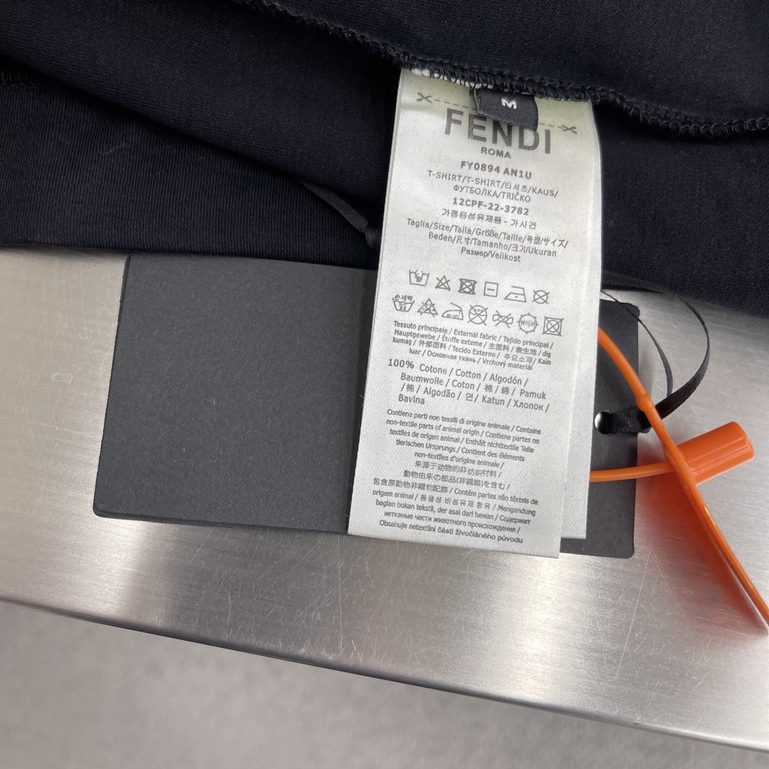 -FEND FF徽标短袖定制玄光液氨双丝绒棉 细腻柔软 舒适贴肤 一抹深邃黑诠释低调奢华 胸前那枚棕色灯