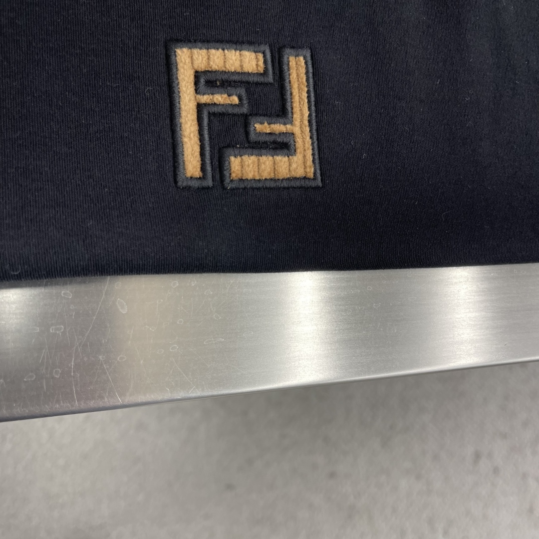 -FEND FF徽标短袖定制玄光液氨双丝绒棉 细腻柔软 舒适贴肤 一抹深邃黑诠释低调奢华 胸前那枚棕色灯