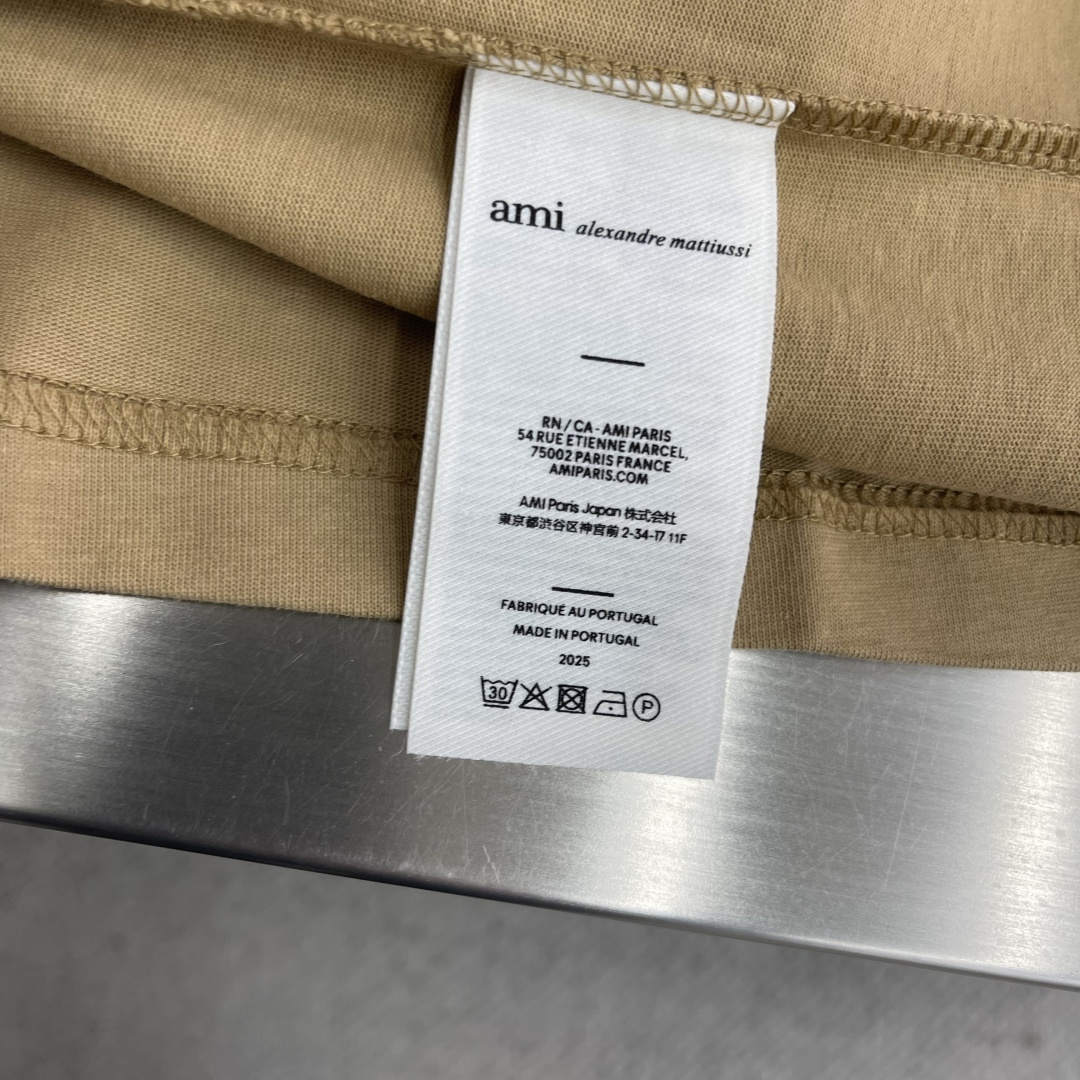 -Ami Paris 爱心刺绣短袖定制雾柔平纹棉 柔软细腻 舒适贴肤 一抹暖杏色悄然漫过衣袂 自然馈赠的