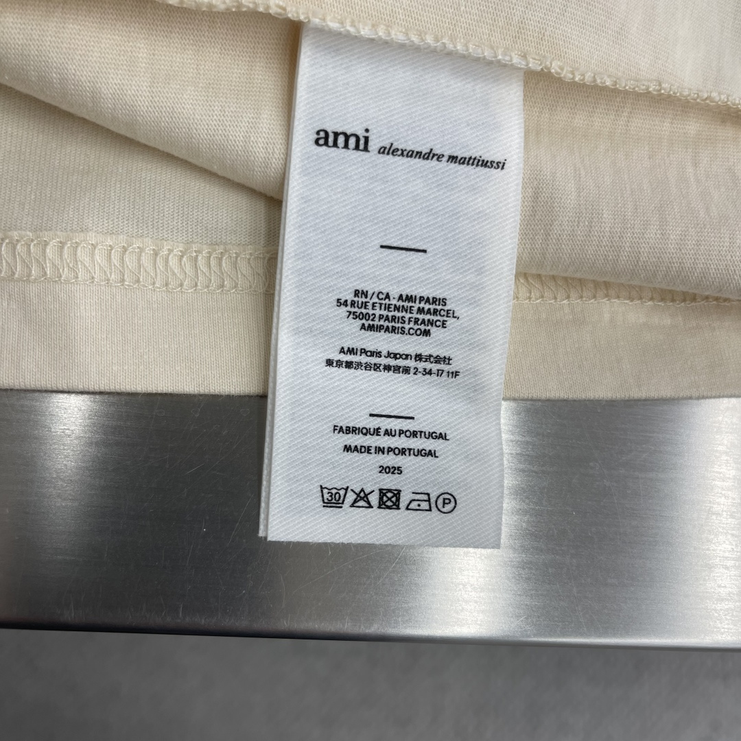 -Ami Paris 爱心刺绣短袖定制雾柔平纹棉 柔软细腻 舒适贴肤 一抹暖杏色悄然漫过衣袂 自然馈赠的