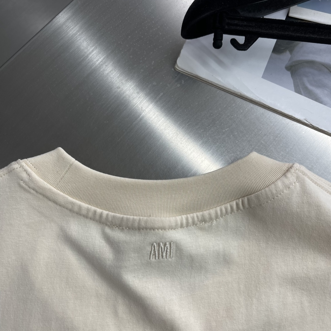 -Ami Paris 爱心刺绣短袖定制雾柔平纹棉 柔软细腻 舒适贴肤 一抹暖杏色悄然漫过衣袂 自然馈赠的