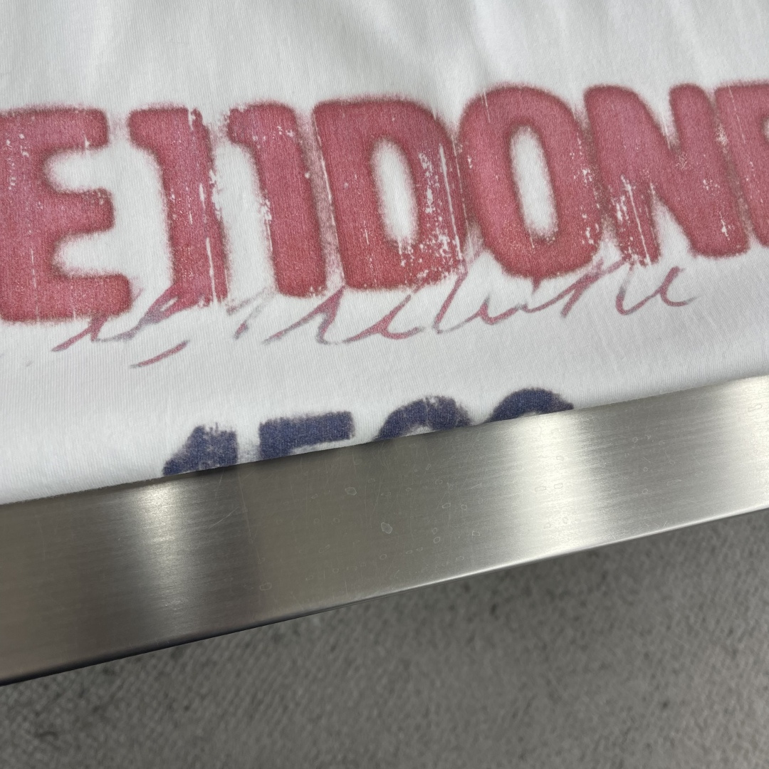 -WE11DONE 彩色喷绘短袖定制云絮平纹棉 手感细腻 舒适贴肤 以一袭纯净之白 散发着与生俱来的高雅