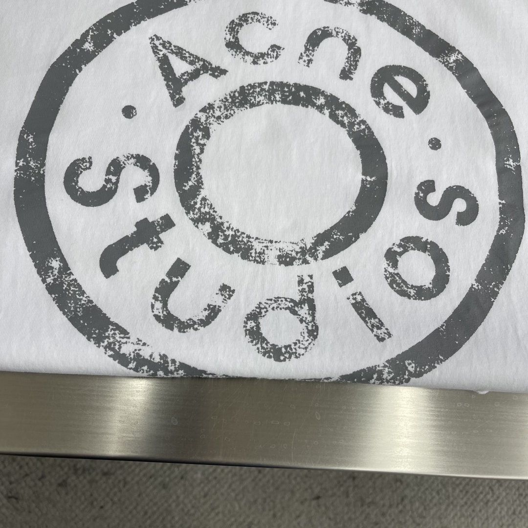 -Acne Studios 做旧印花短袖定制绘梦双股棉质平纹布艺 质感卓越 舒适贴肤 以深邃黛黑为主色调
