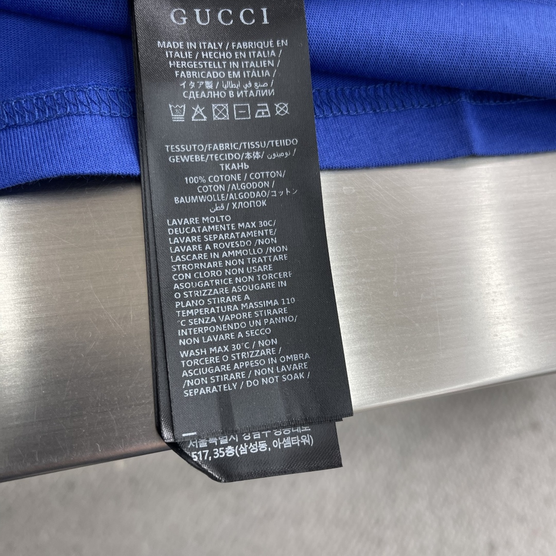 -GUCC 26ss新款饰印花桑蚕丝混纺针织T恤隆重推出2026春夏系列。这款款式灵感源自La Fami