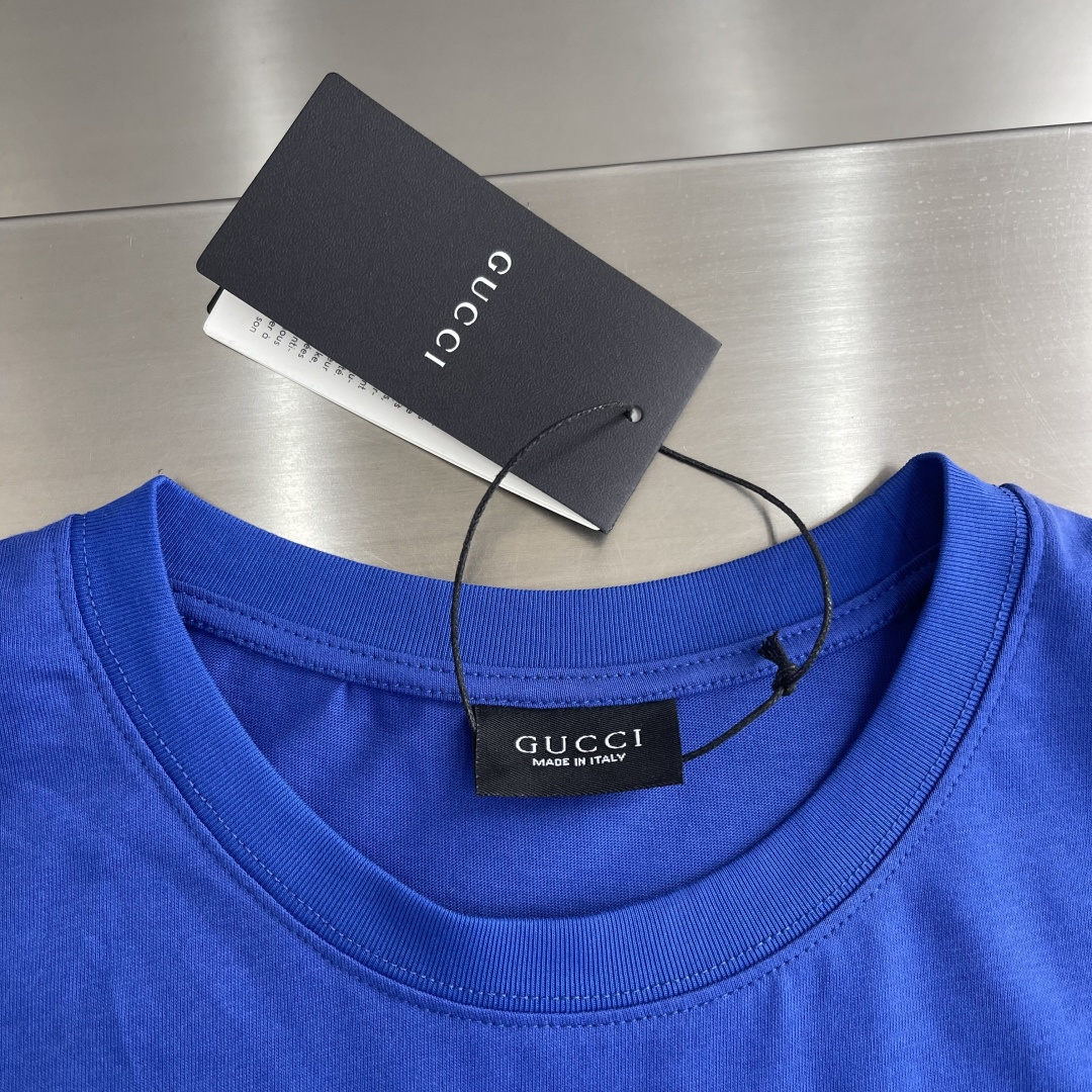 -GUCC 26ss新款饰印花桑蚕丝混纺针织T恤隆重推出2026春夏系列。这款款式灵感源自La Fami