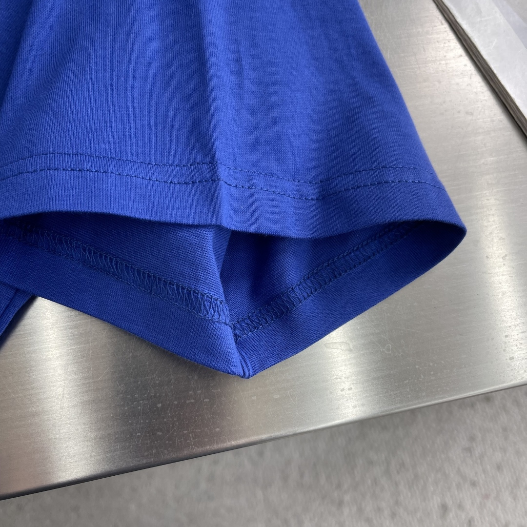 -GUCC 26ss新款饰印花桑蚕丝混纺针织T恤隆重推出2026春夏系列。这款款式灵感源自La Fami