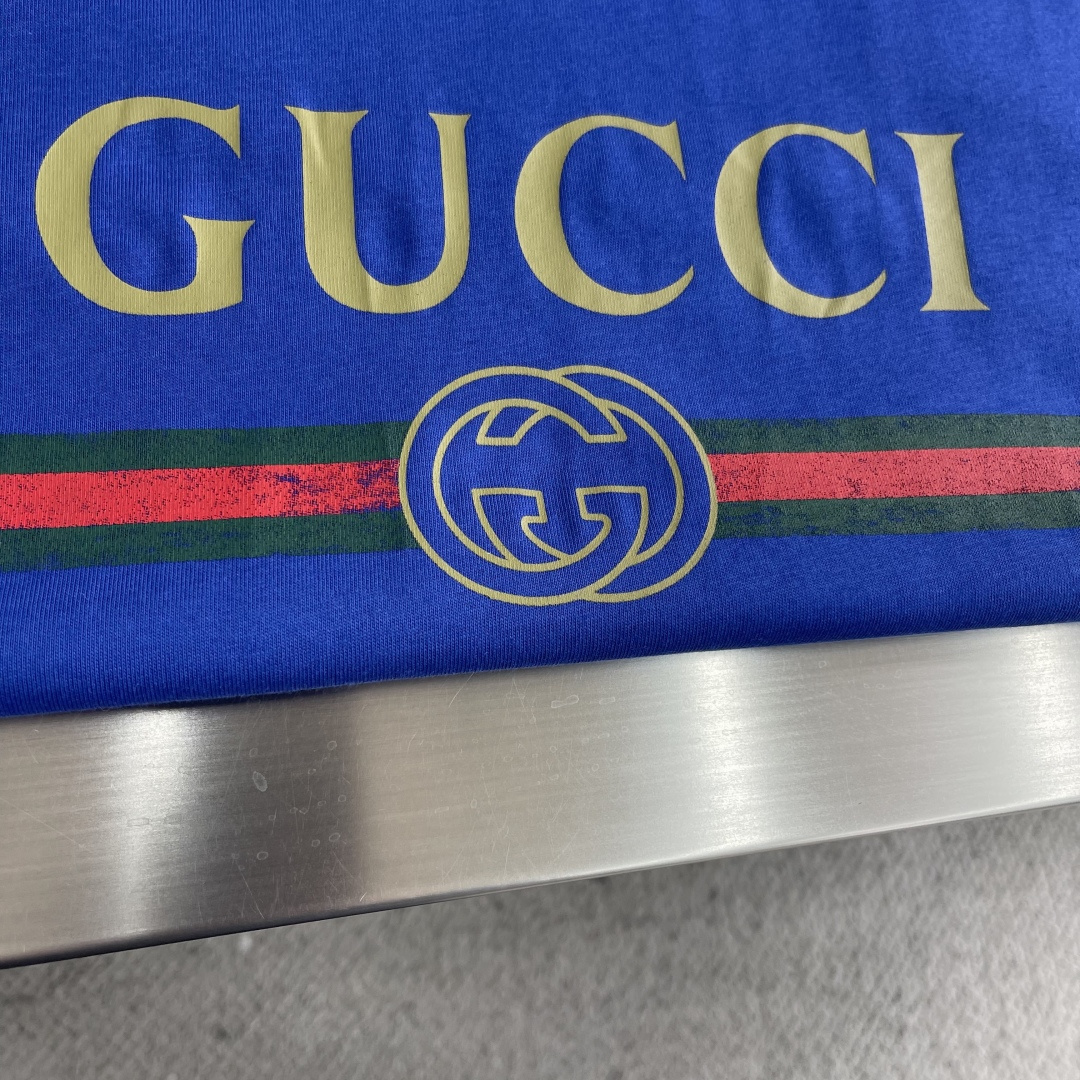 -GUCC 26ss新款饰印花桑蚕丝混纺针织T恤隆重推出2026春夏系列。这款款式灵感源自La Fami