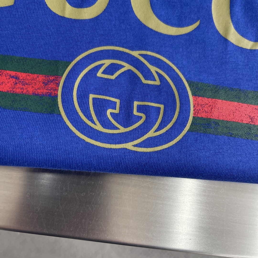 -GUCC 26ss新款饰印花桑蚕丝混纺针织T恤隆重推出2026春夏系列。这款款式灵感源自La Fami