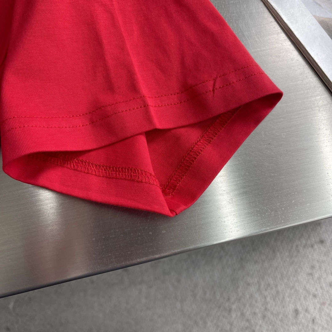 -GUCC 26ss新款饰印花桑蚕丝混纺针织T恤隆重推出2026春夏系列。这款款式灵感源自La Fami