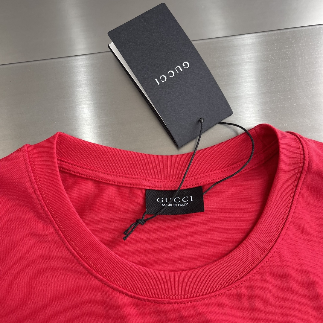 -GUCC 26ss新款饰印花桑蚕丝混纺针织T恤隆重推出2026春夏系列。这款款式灵感源自La Fami