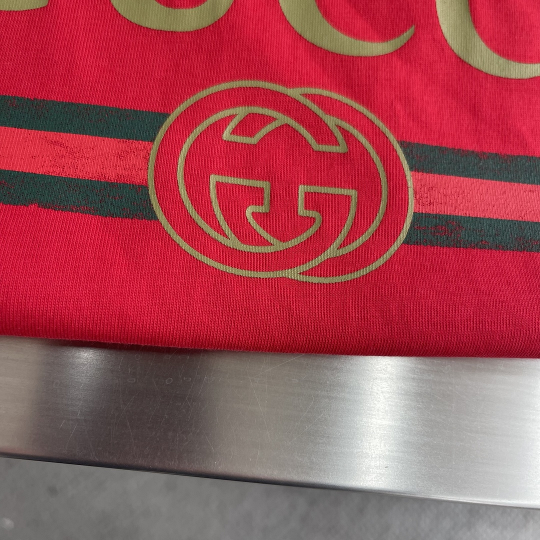 -GUCC 26ss新款饰印花桑蚕丝混纺针织T恤隆重推出2026春夏系列。这款款式灵感源自La Fami