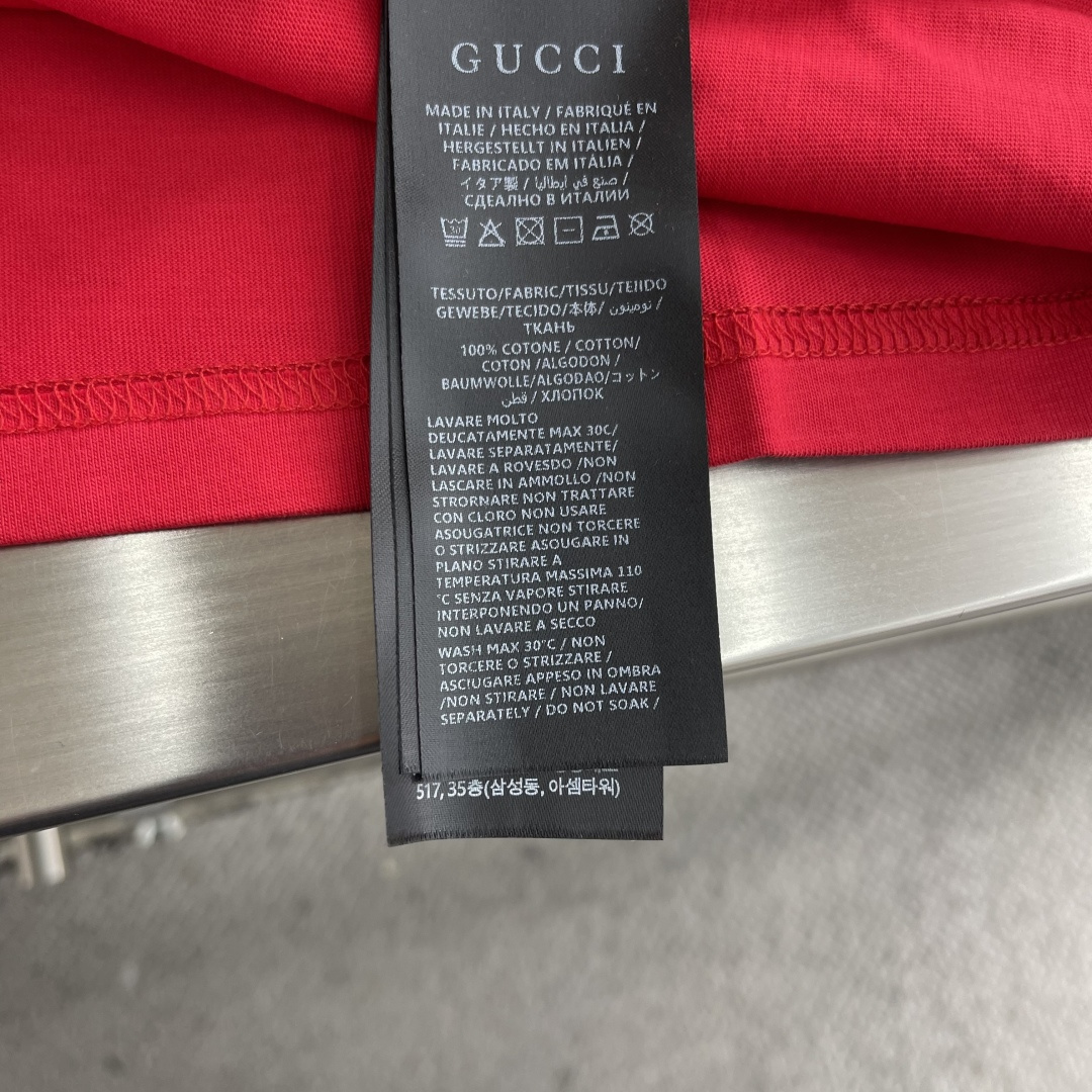 -GUCC 26ss新款饰印花桑蚕丝混纺针织T恤隆重推出2026春夏系列。这款款式灵感源自La Fami