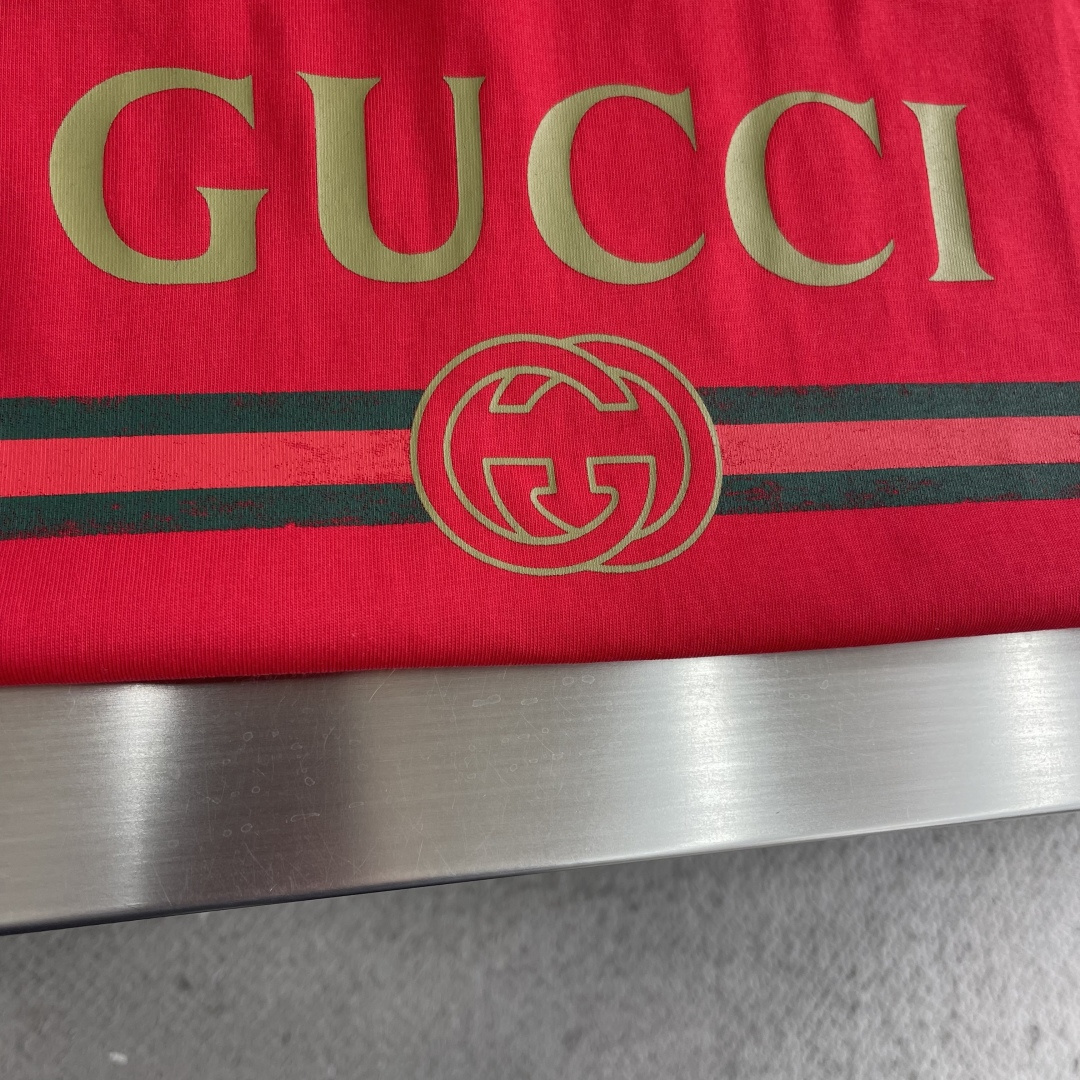 -GUCC 26ss新款饰印花桑蚕丝混纺针织T恤隆重推出2026春夏系列。这款款式灵感源自La Fami