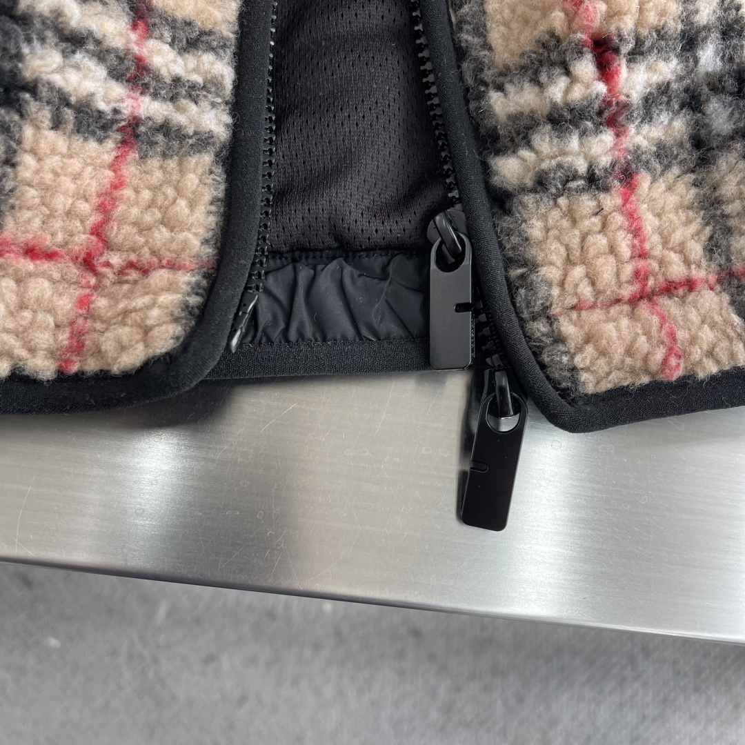 -BBR 格纹羊羔绒夹克。采用羊毛羊绒混纺，柔软又保暖，秋冬穿超舒服!经典格纹+黑色拉链，复古又时髦，胸