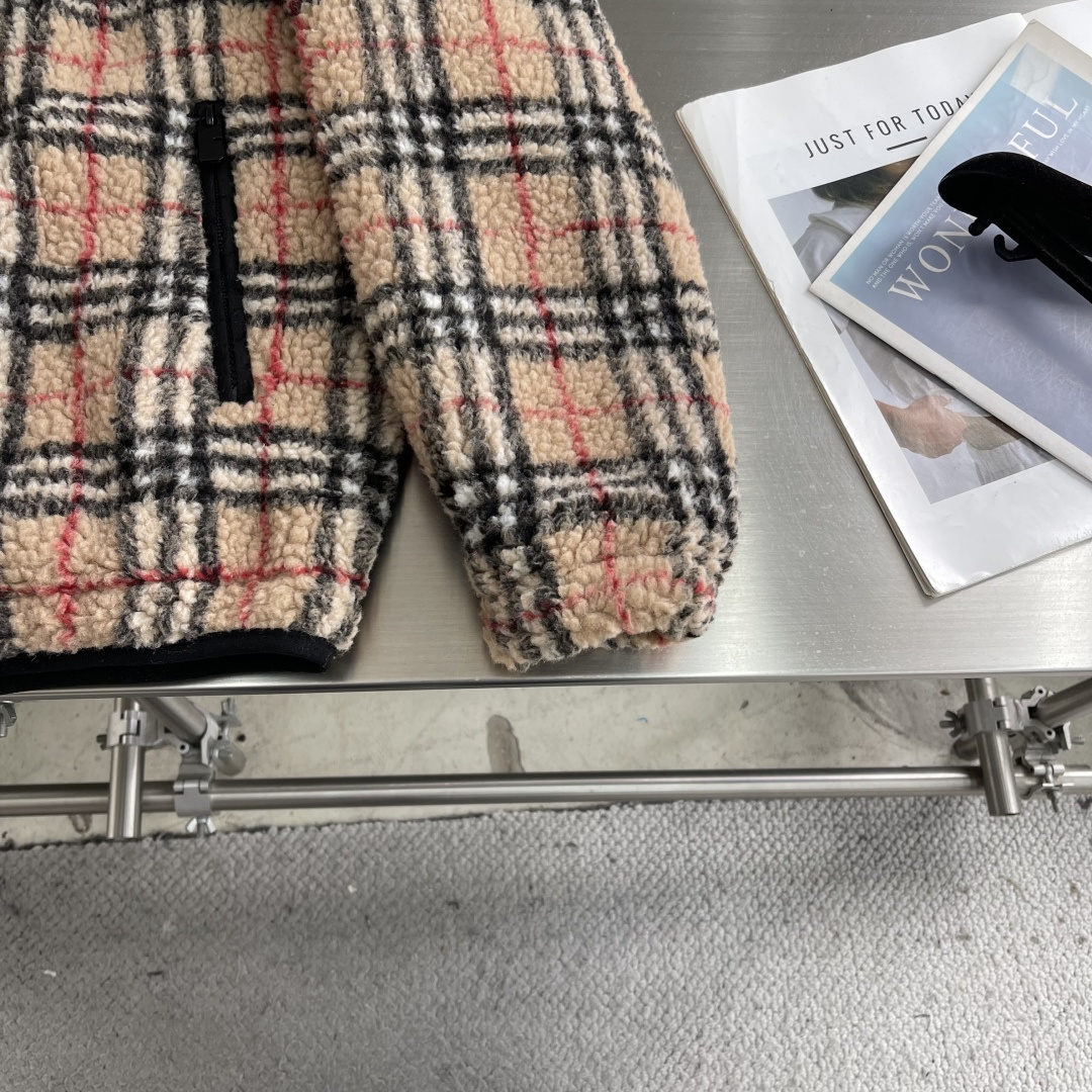 -BBR 格纹羊羔绒夹克。采用羊毛羊绒混纺，柔软又保暖，秋冬穿超舒服!经典格纹+黑色拉链，复古又时髦，胸